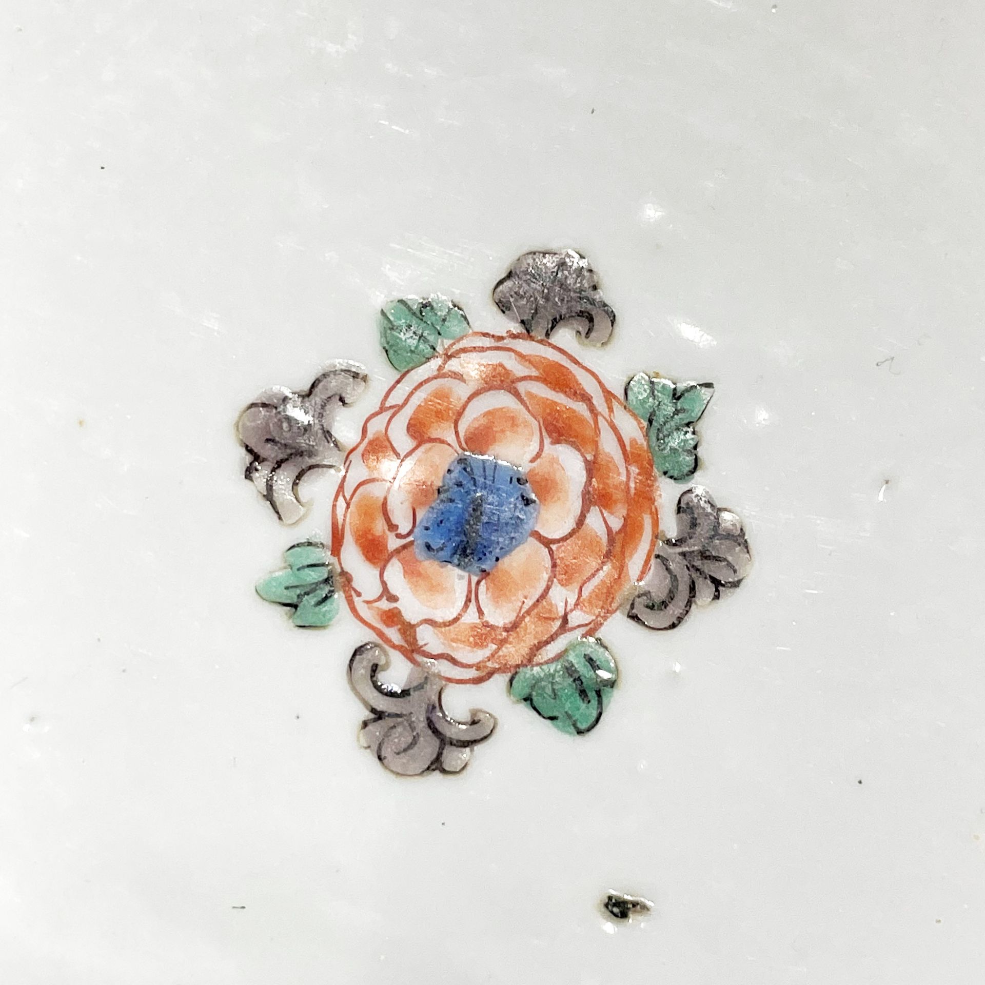An early Chinese hand painted porcelain bowl, Dia. 20cm, H. 9cm. Minor fritting to rim. - Image 5 of 6