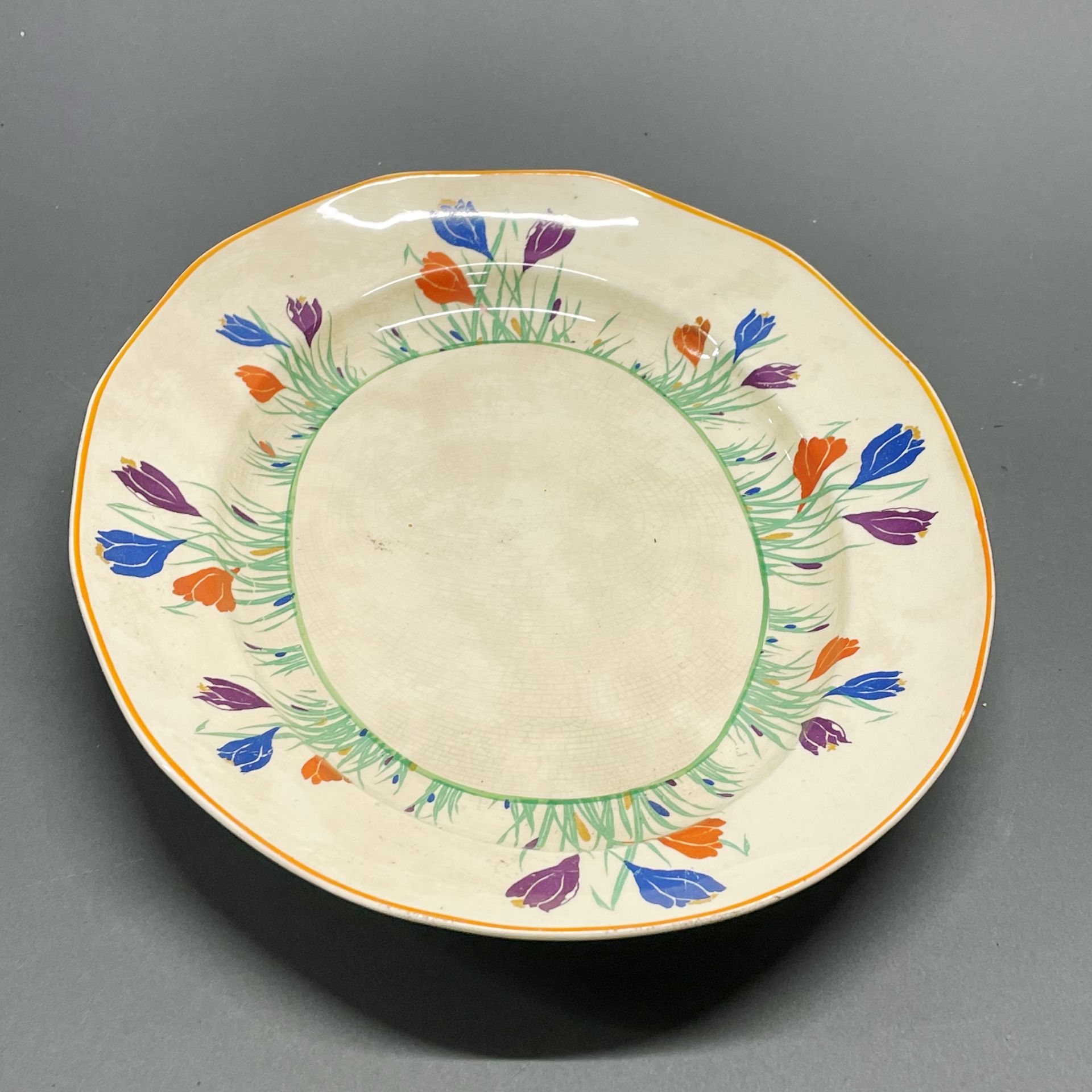 A set of three Staffordshire pottery Tudor ware serving plates (Clarice Cliff style), largest dia. - Image 5 of 8