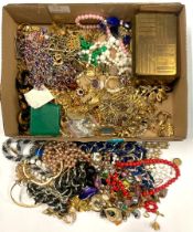 A tray of mixed costume jewellery.