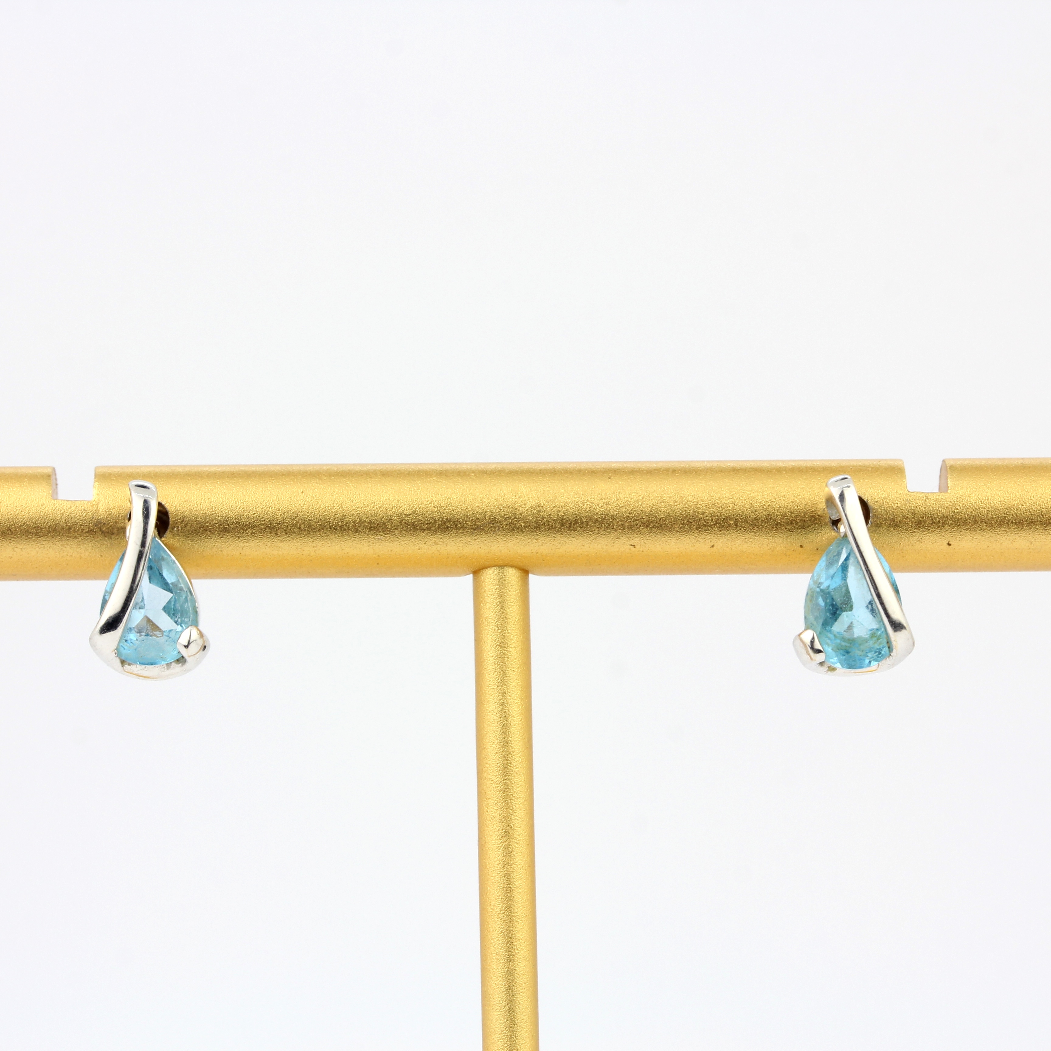 A pair of 925 silver earrings set with pear cut blue topaz, L. 1cm.