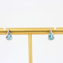 A pair of 925 silver earrings set with pear cut blue topaz, L. 1cm.