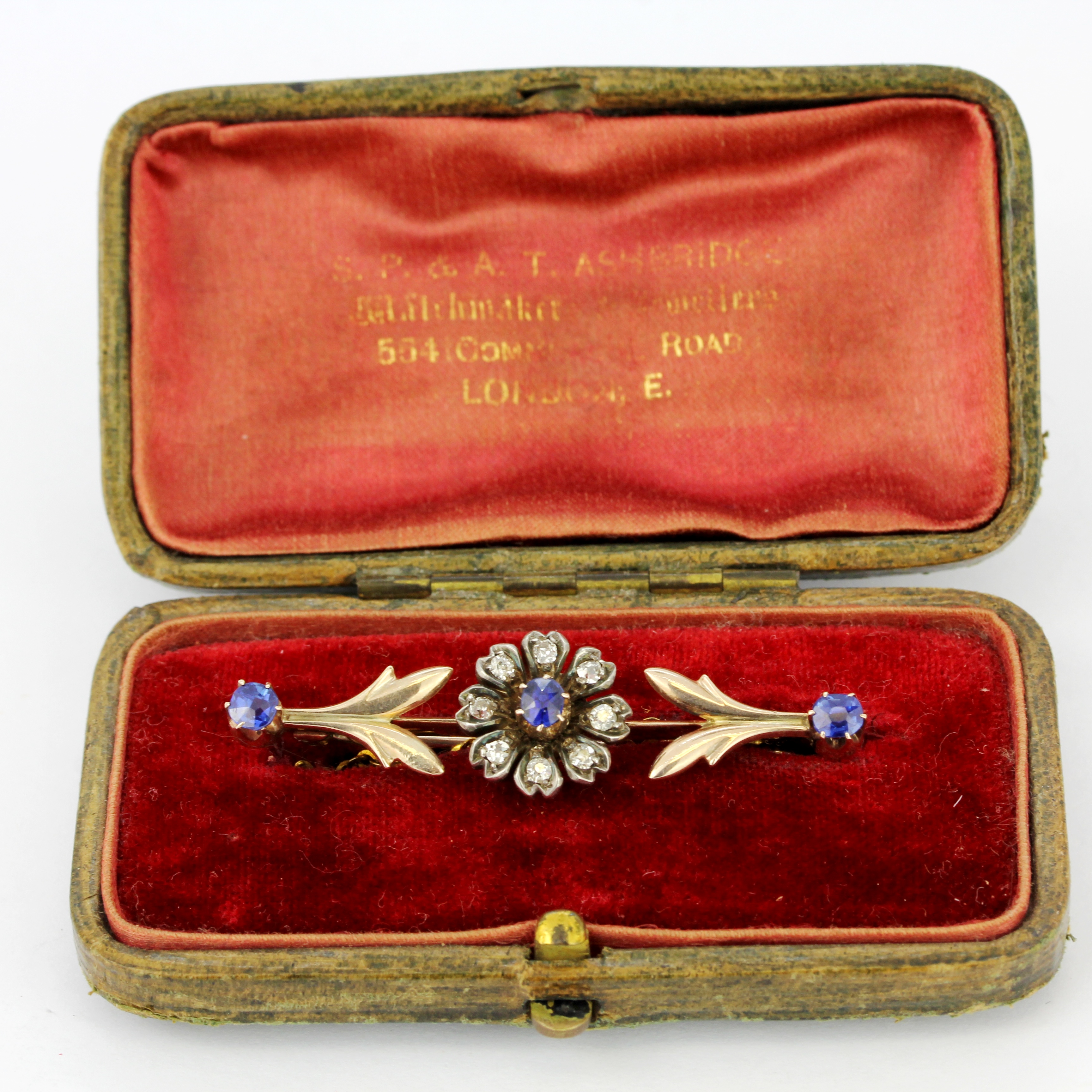 A rose metal (tested minimum 9ct gold) brooch set with sapphires and diamonds, L. 4.5cm. - Image 4 of 4
