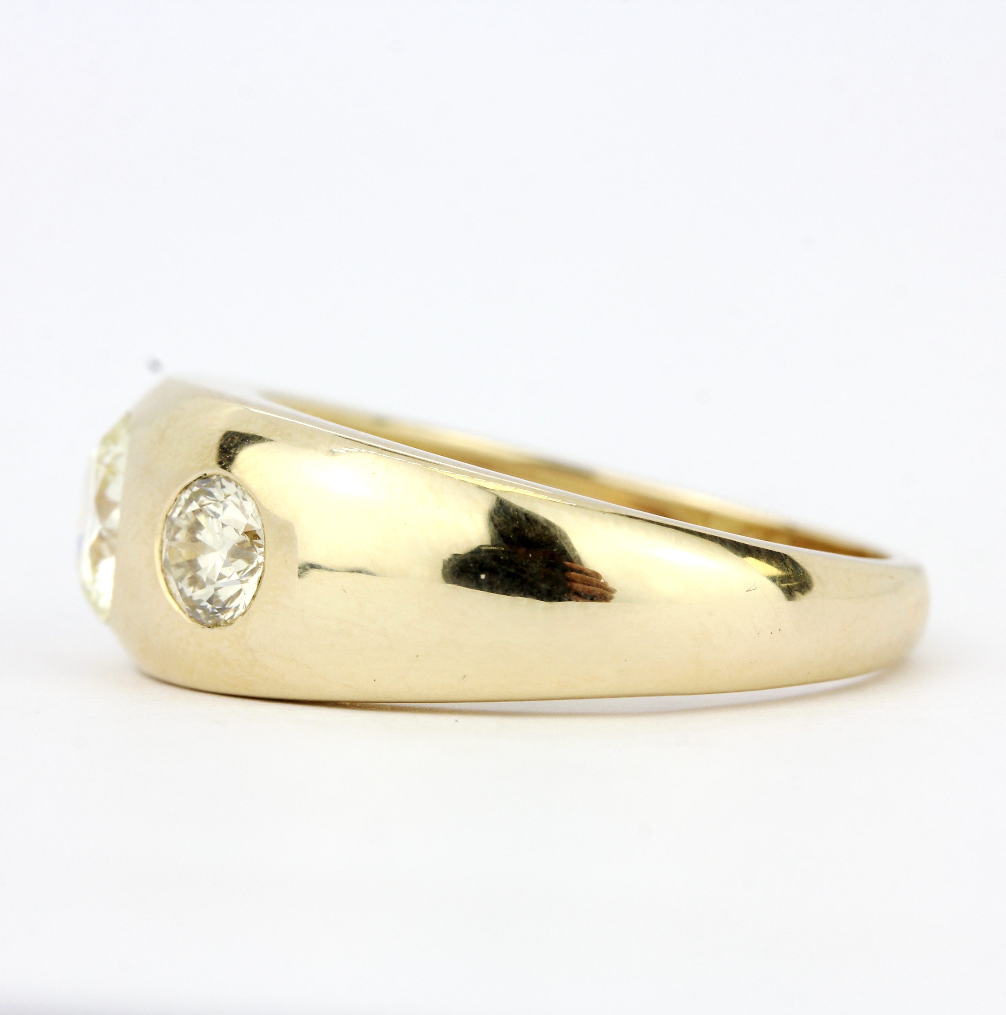 A 9ct yellow gold (stamped 9K) ring set with three brilliant cut fancy yellow diamonds, approx. 1. - Image 3 of 4