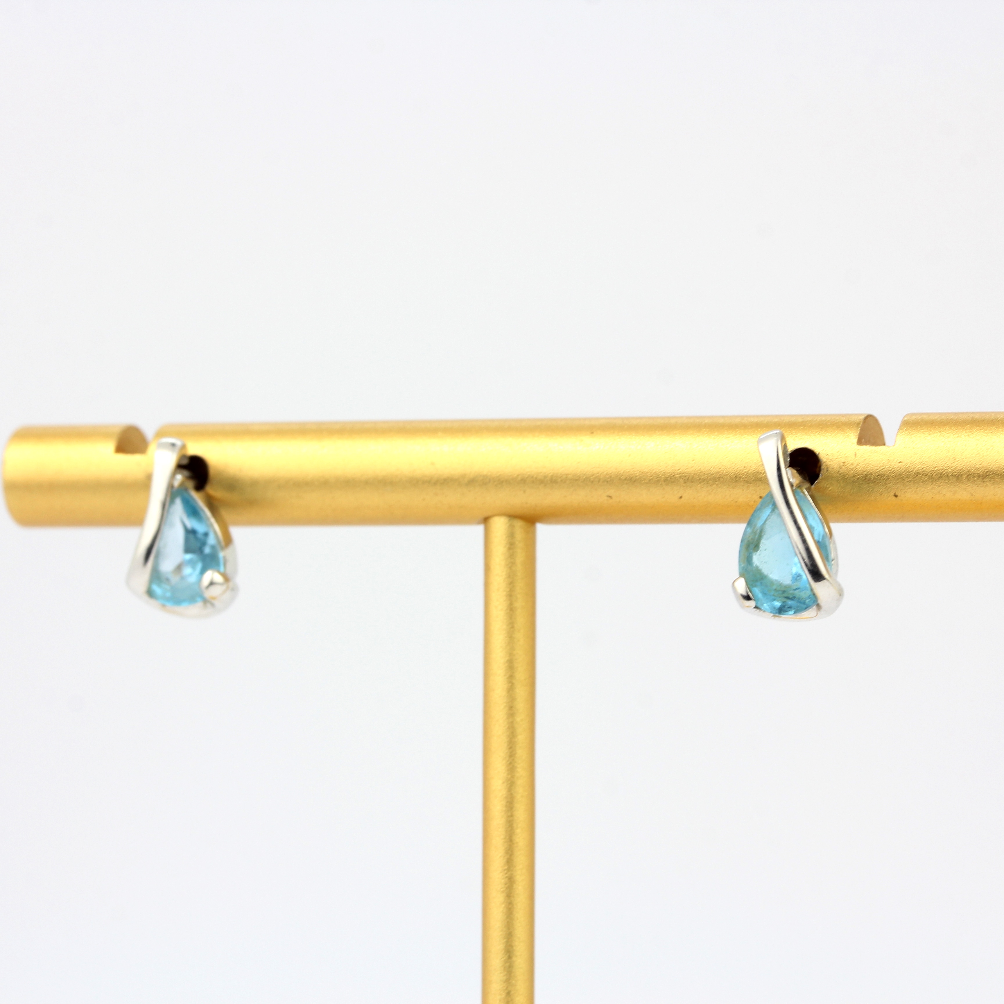 A pair of 925 silver earrings set with pear cut blue topaz, L. 1cm. - Image 3 of 3