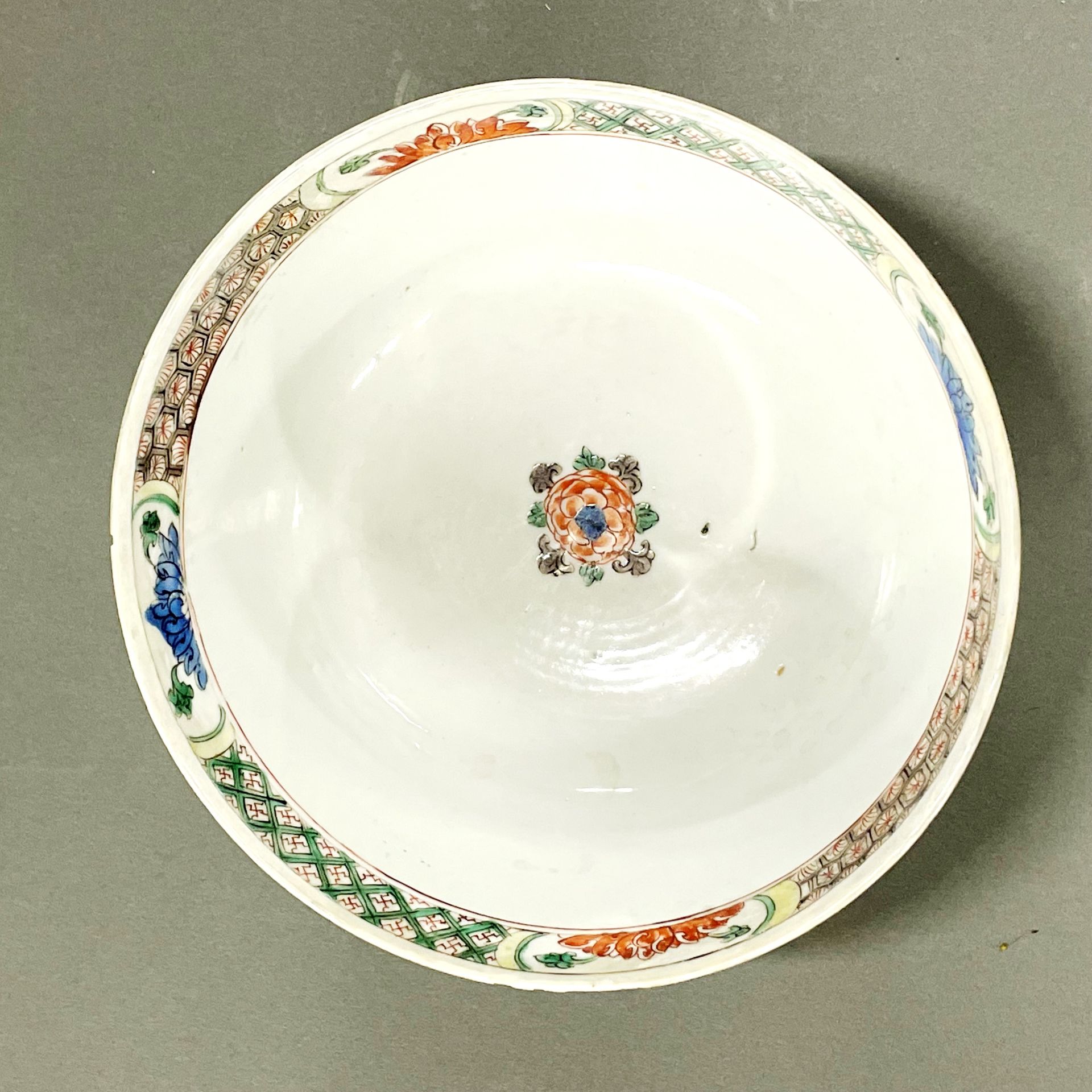 An early Chinese hand painted porcelain bowl, Dia. 20cm, H. 9cm. Minor fritting to rim. - Image 6 of 6