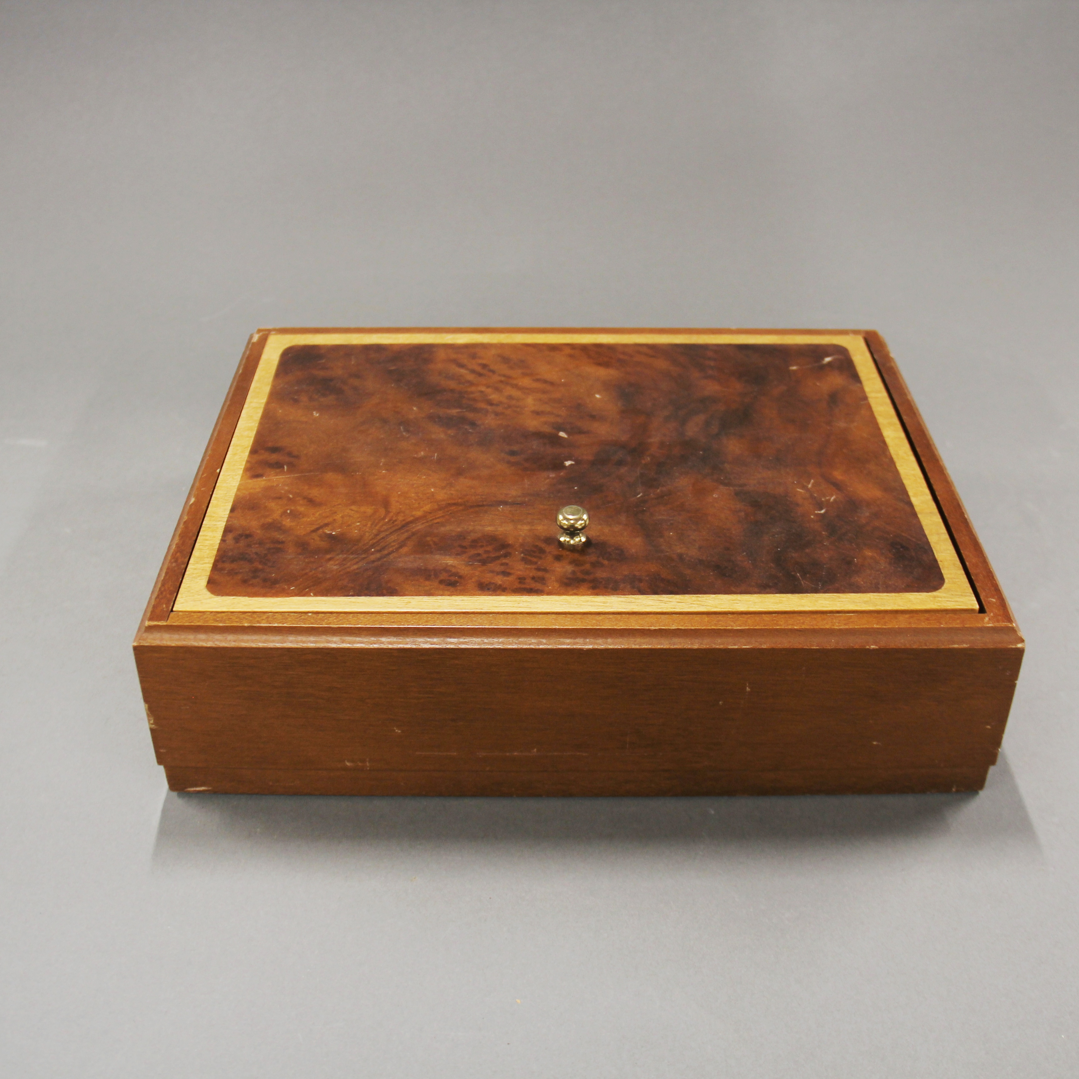 A wooden table game known as 'The Captain's Mistress', box size 29 x 23 x 8cm. - Image 3 of 3