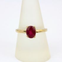 A 9ct yellow gold solitaire ring set with an oval cut ruby, (R.5).