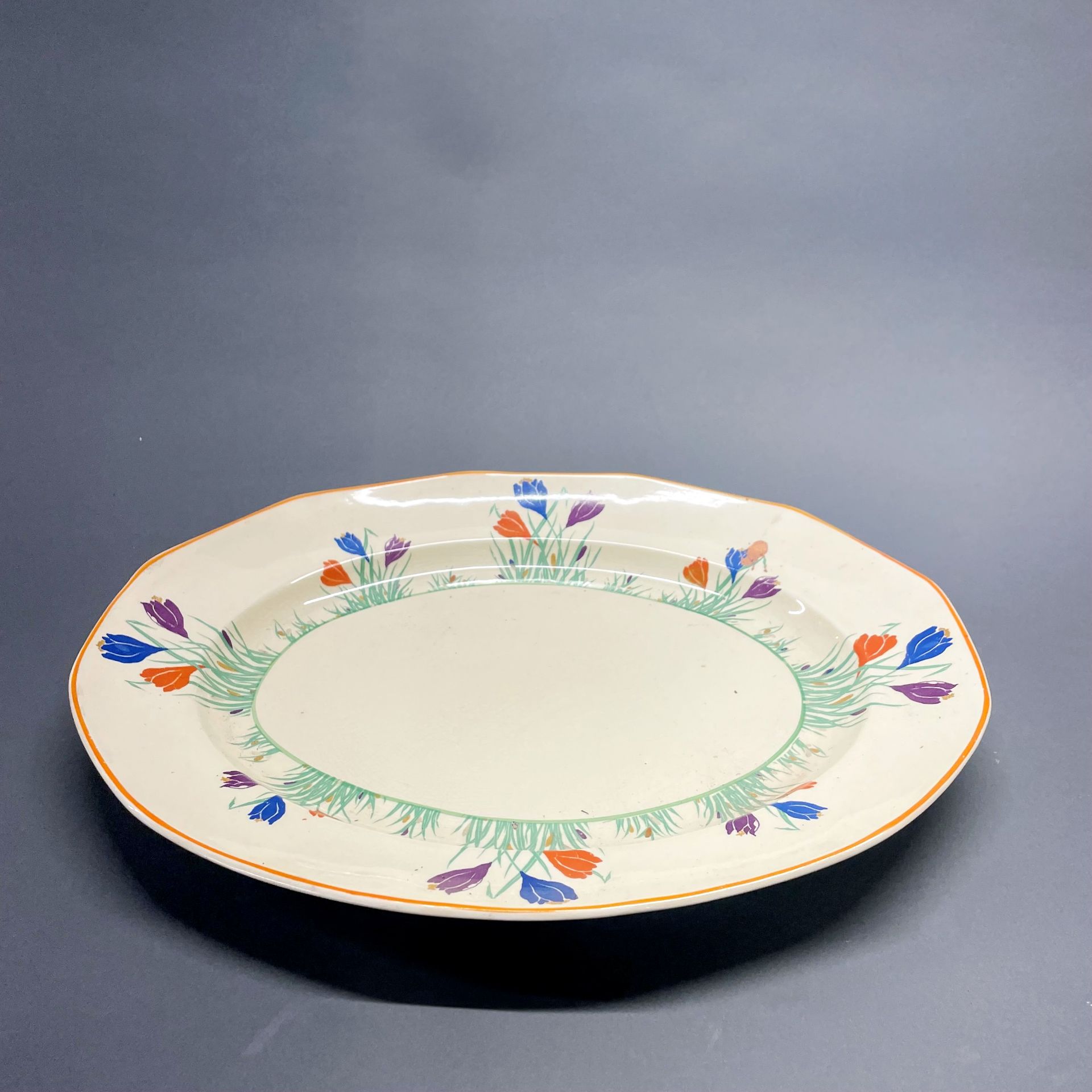 A set of three Staffordshire pottery Tudor ware serving plates (Clarice Cliff style), largest dia. - Image 8 of 8