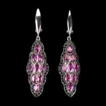 A pair of 925 silver drop earrings set with pink topaz and black spinels, L. 4.4cm.