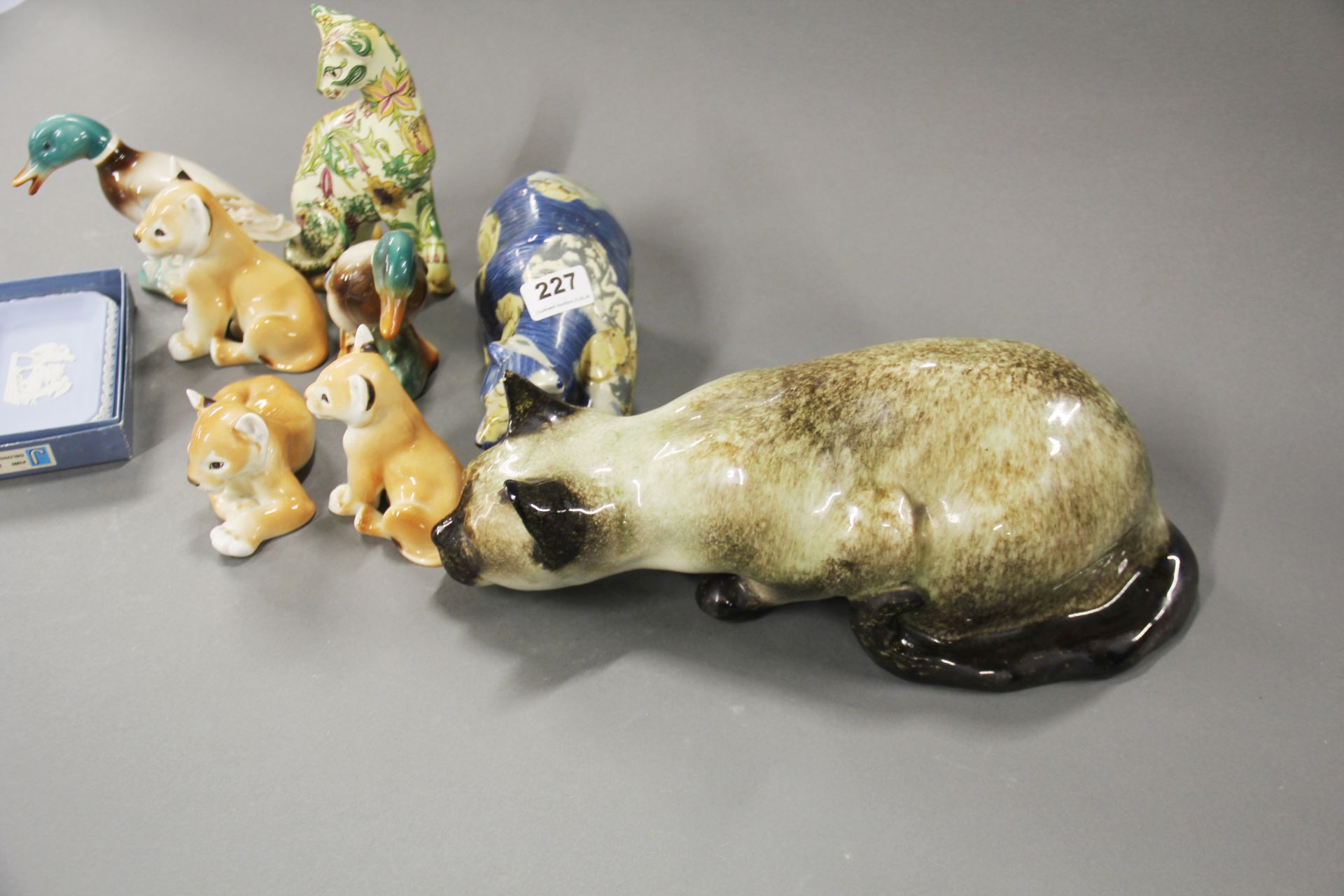 A Winstanley cat (small chip to ear), L. 38cm, together with a group of Russian and other china - Image 3 of 3