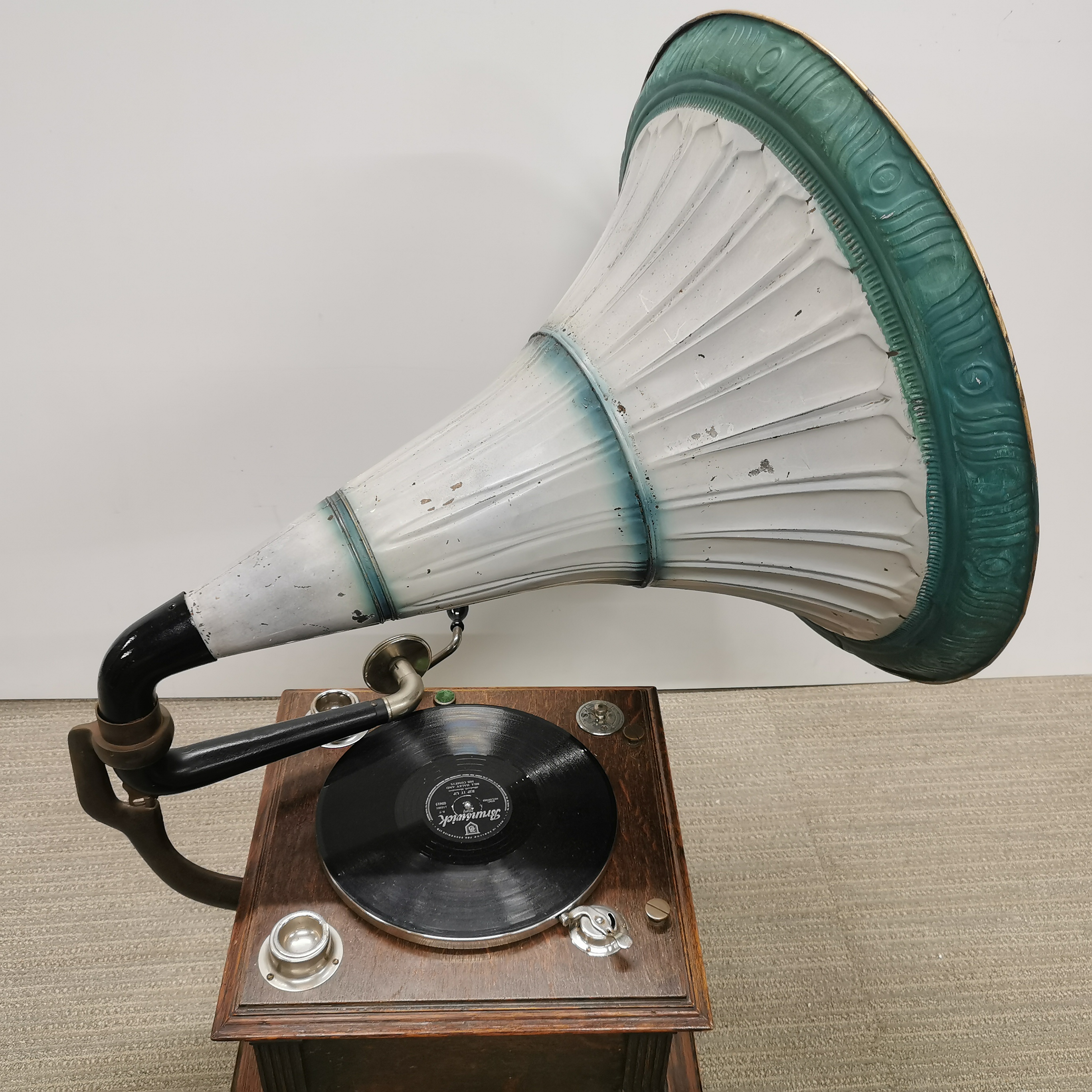 An original oak cased Columbia windup gramophone with full sized painted horn, H. 80cm. - Image 5 of 7