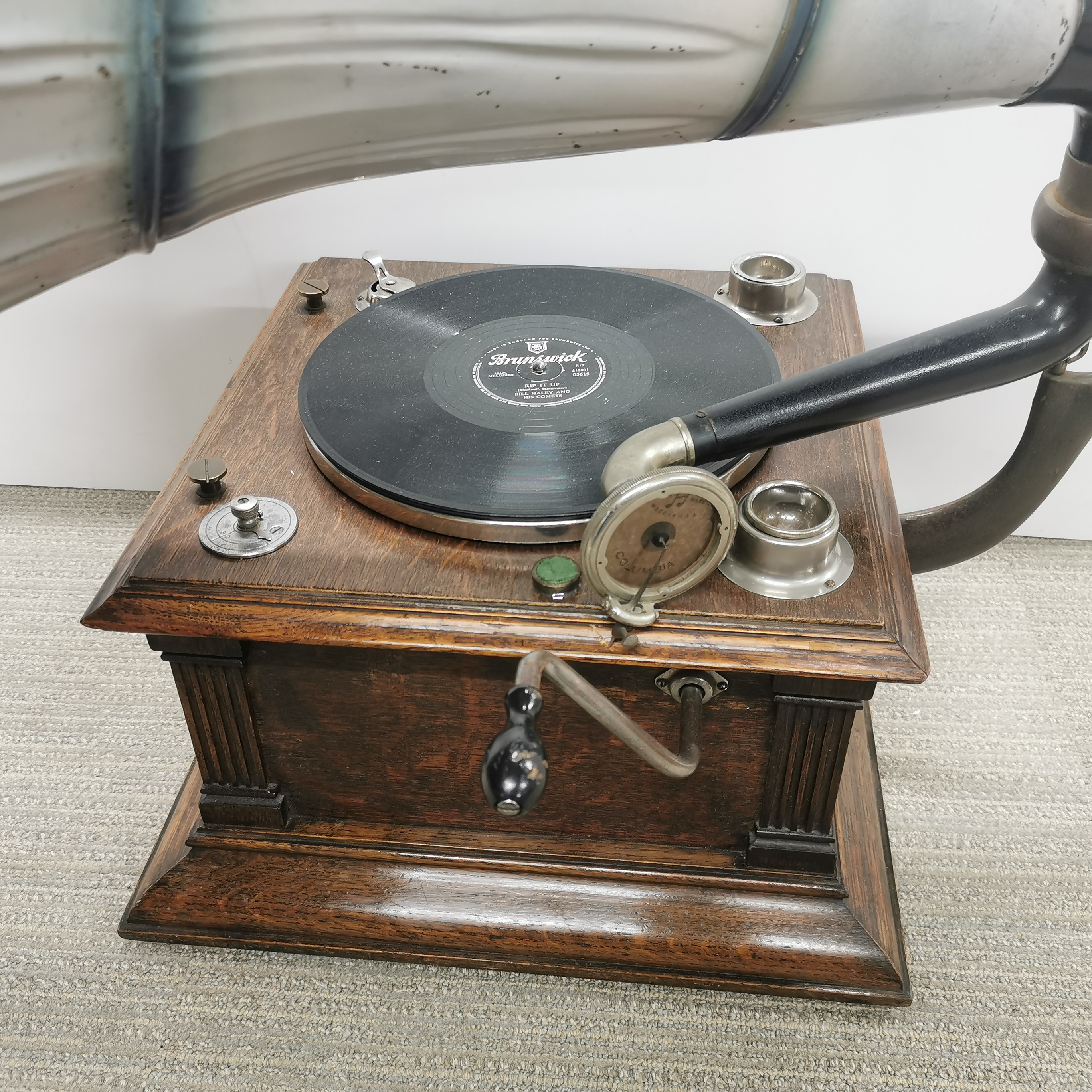 An original oak cased Columbia windup gramophone with full sized painted horn, H. 80cm. - Image 7 of 7