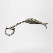 An articulated silver fish keyring, Fish length 7cm.