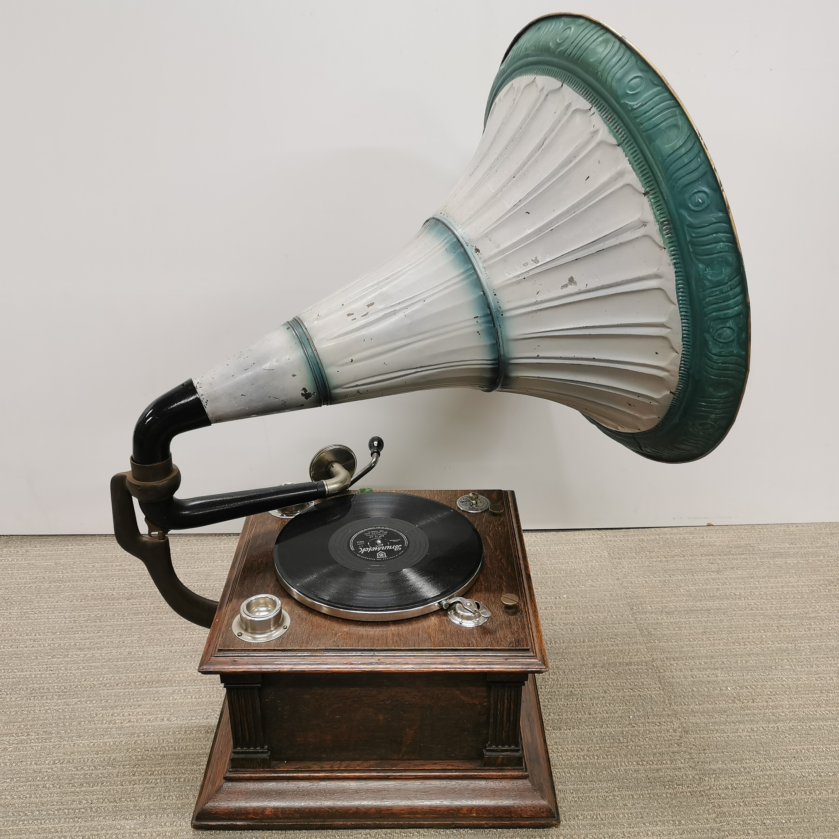 An original oak cased Columbia windup gramophone with full sized painted horn, H. 80cm. - Image 4 of 7