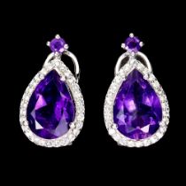A pair of 925 silver earrings set with pear cut amethysts, L. 2.1cm.