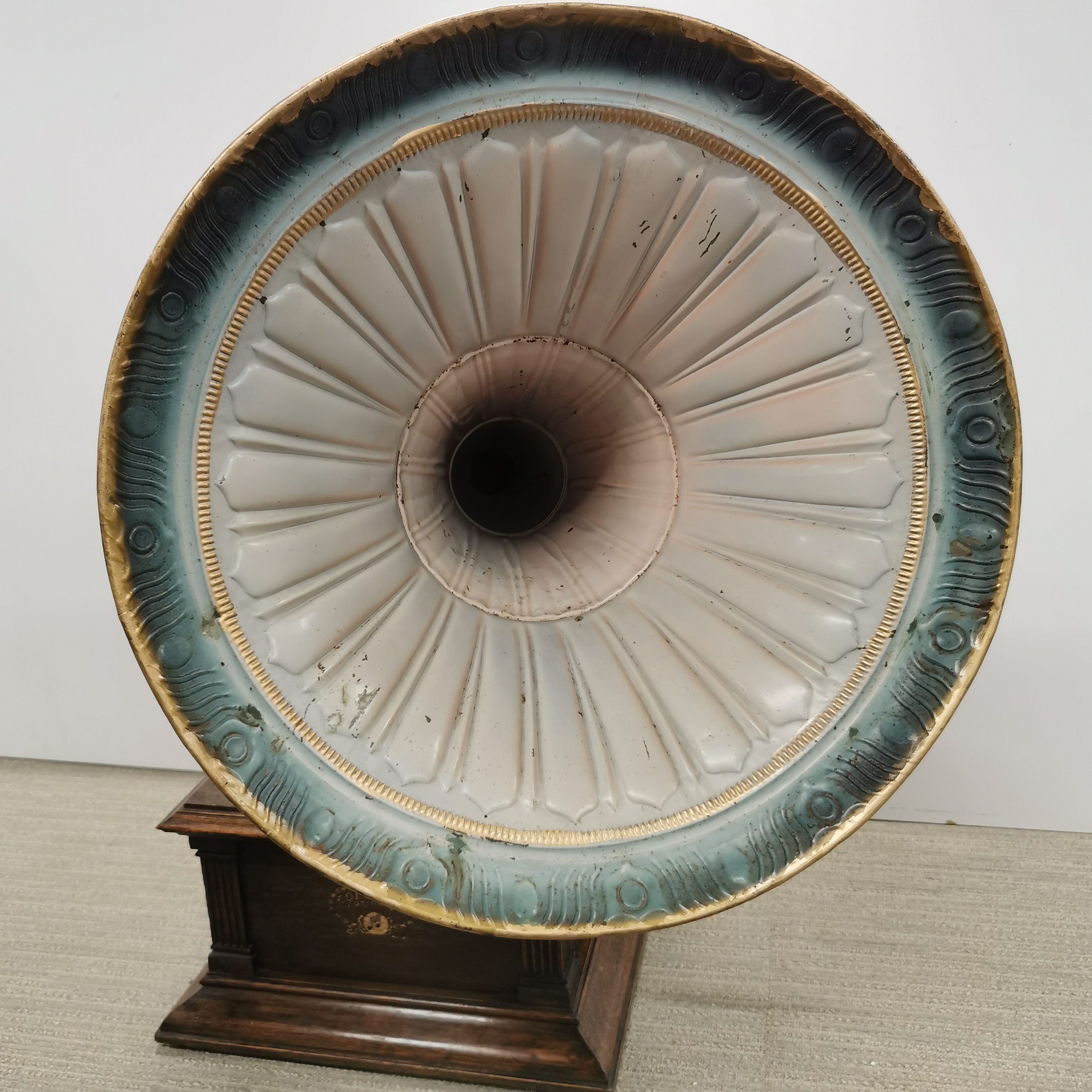 An original oak cased Columbia windup gramophone with full sized painted horn, H. 80cm. - Image 3 of 7