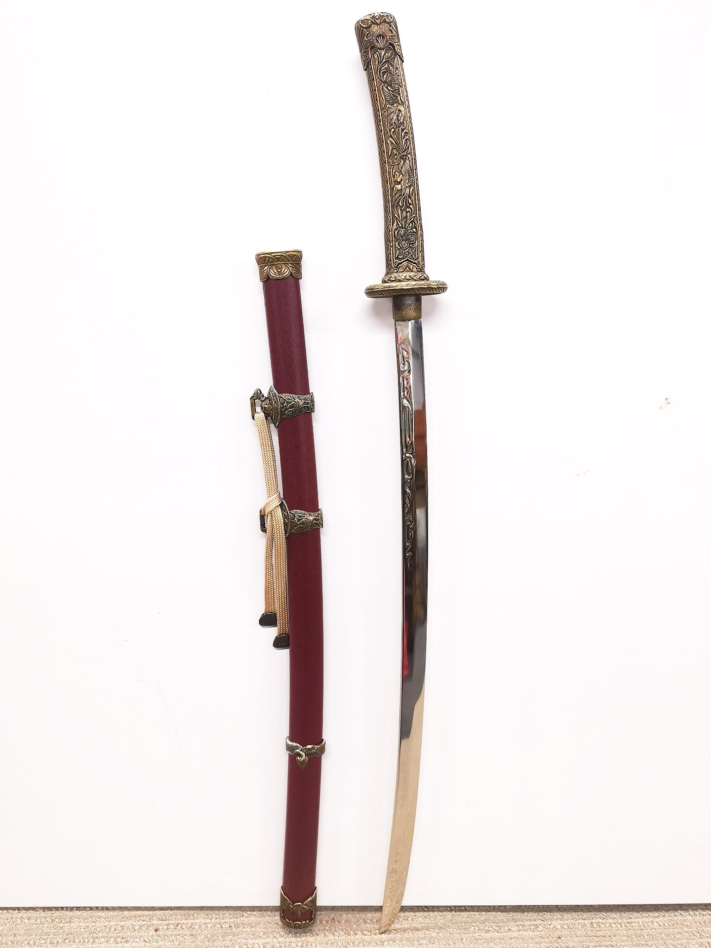 A modern Japanese samurai style sword, H. 90cm. - Image 3 of 5