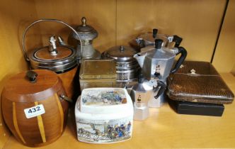 A group of kitchenalia.