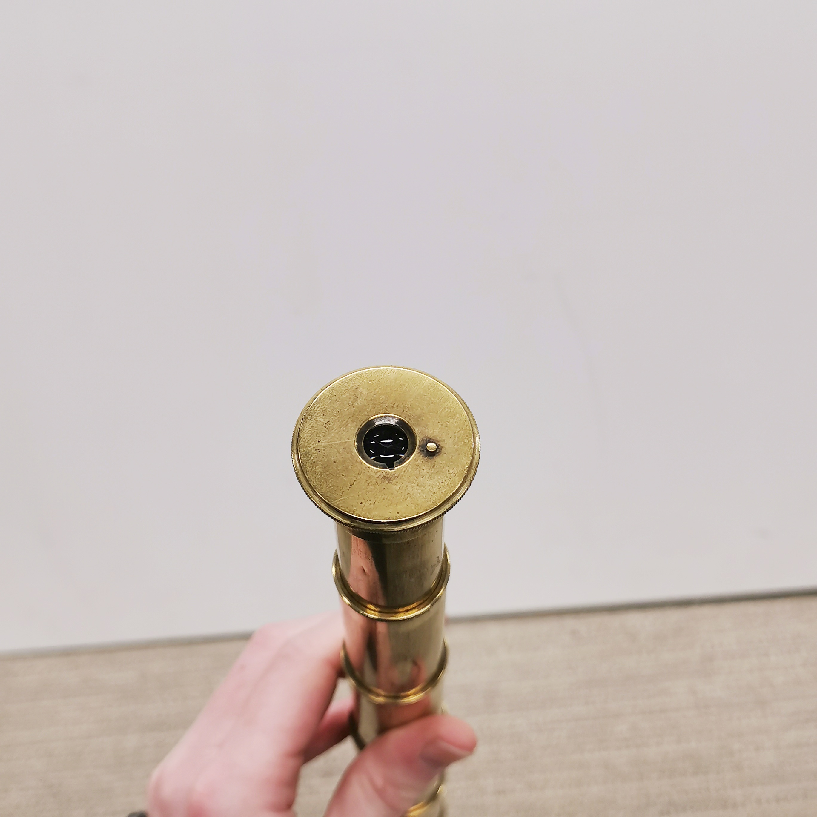 An old brass telescope, closed L. 18cm, Open L. 57cm. - Image 4 of 5