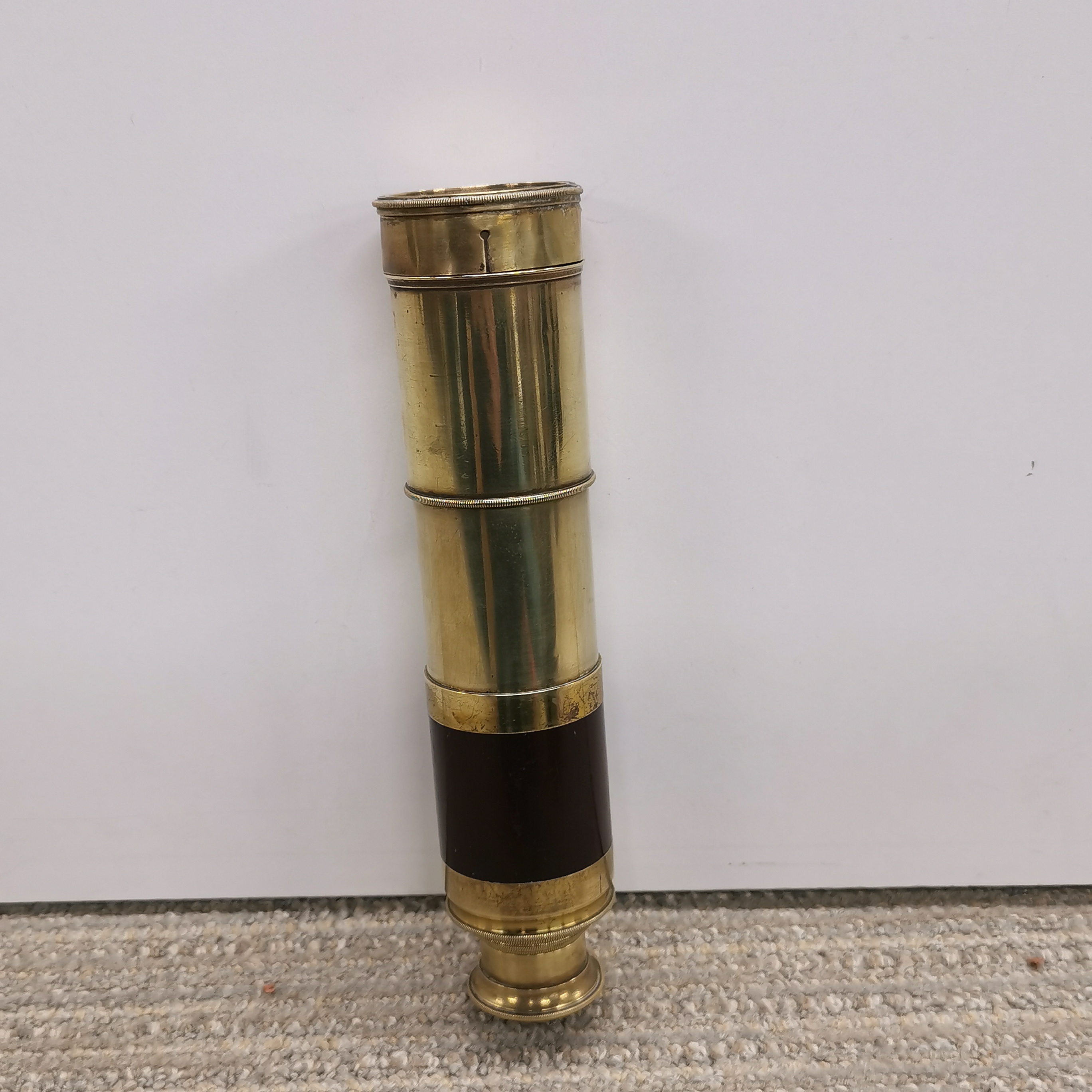 An old brass telescope, closed L. 18cm, Open L. 57cm. - Image 5 of 5