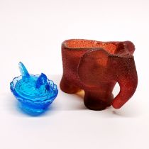 A miniature blue glass chicken basket, H. 5cm. Together with a glass elephant ash tray.