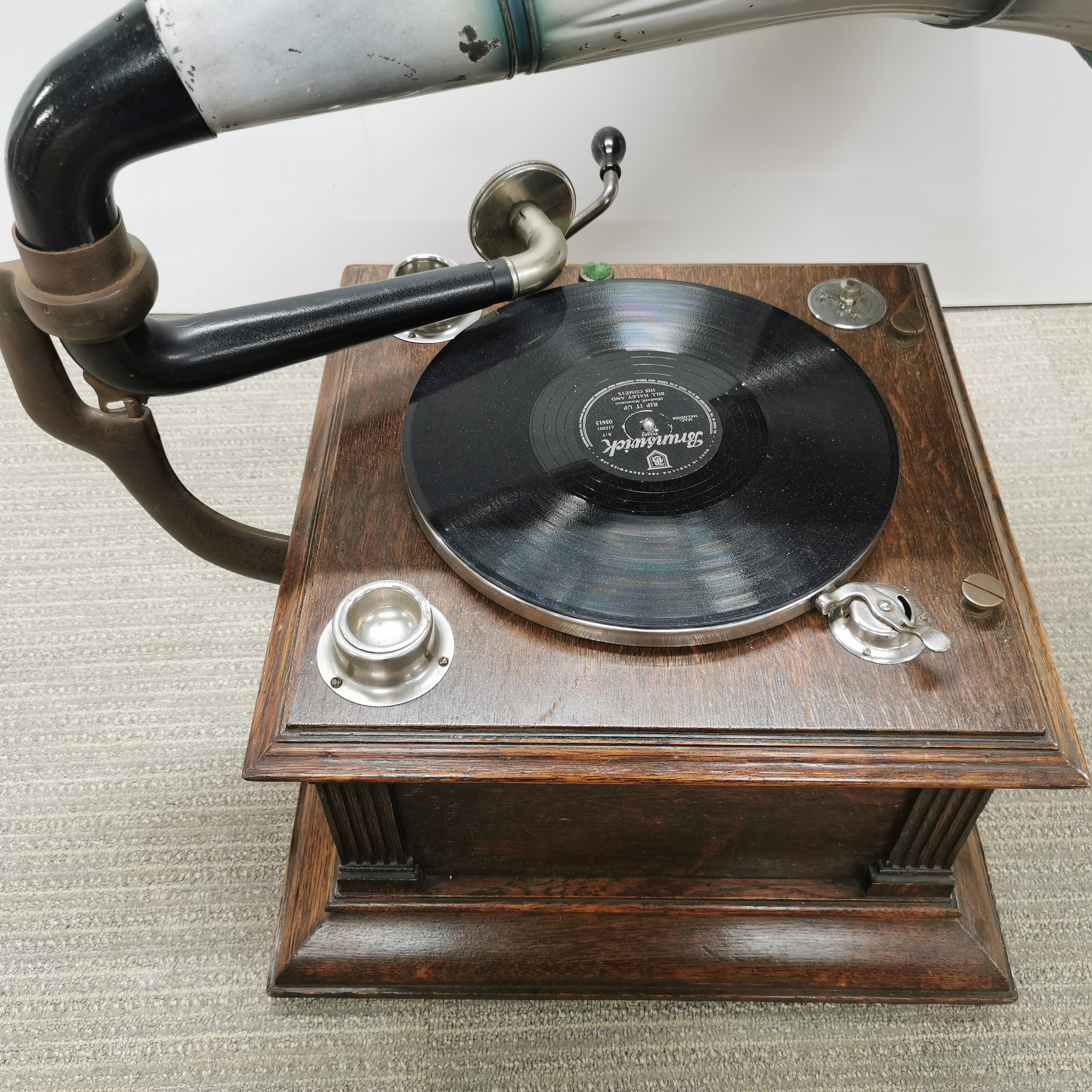 An original oak cased Columbia windup gramophone with full sized painted horn, H. 80cm. - Image 6 of 7