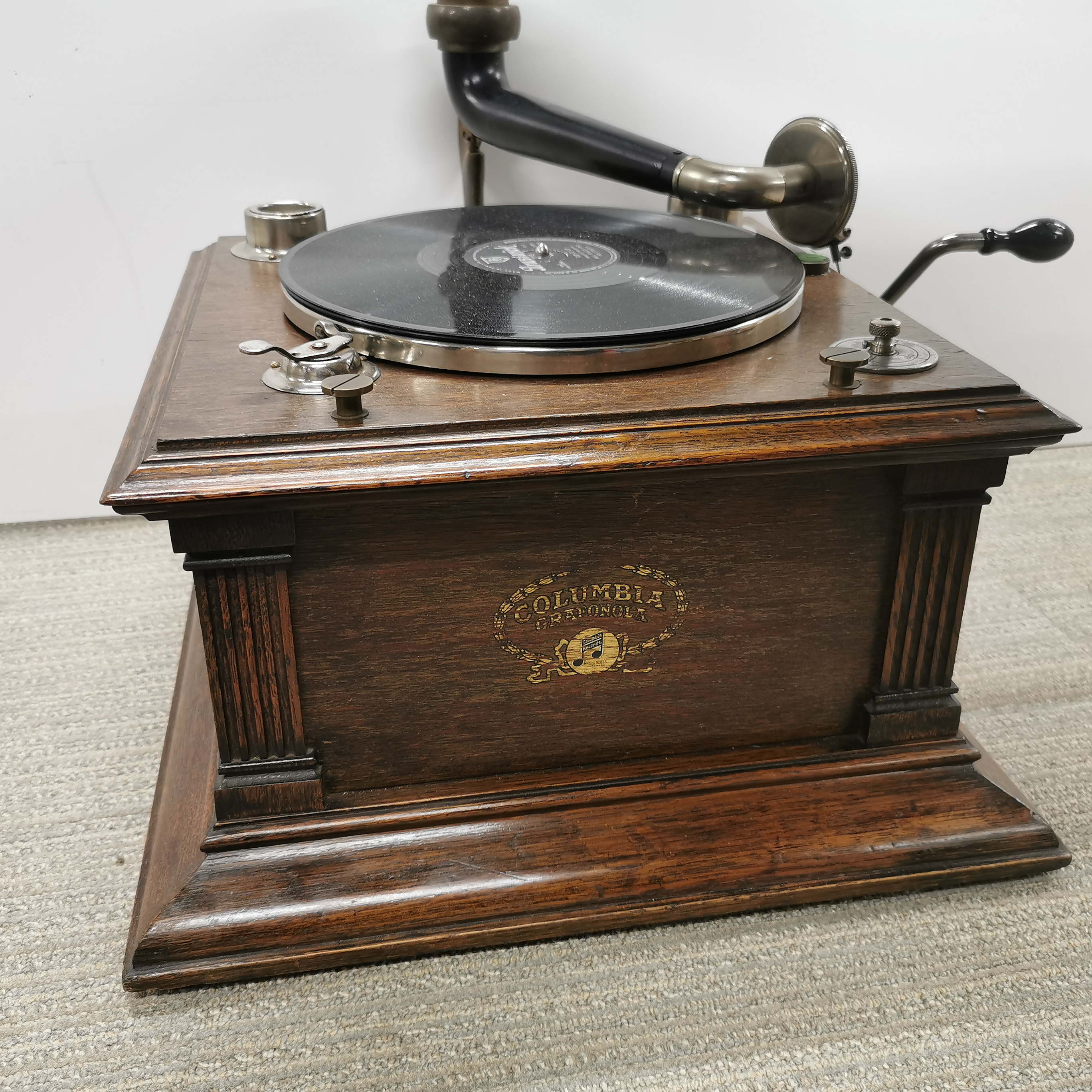An original oak cased Columbia windup gramophone with full sized painted horn, H. 80cm. - Image 2 of 7