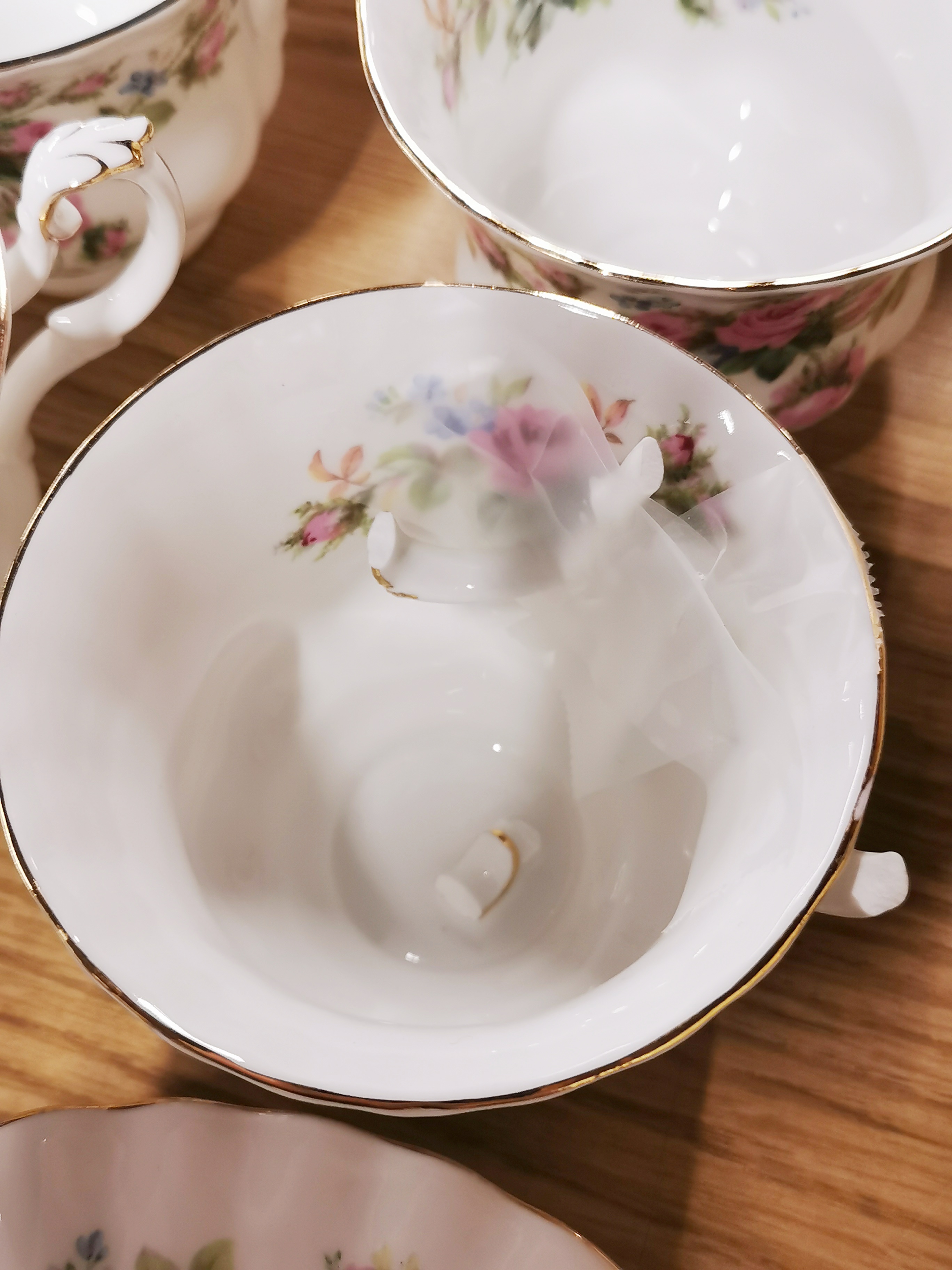 A Royal Albert moss rose tea set. (one cup a/f) - Image 2 of 5