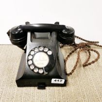 A black bakelite telephone.