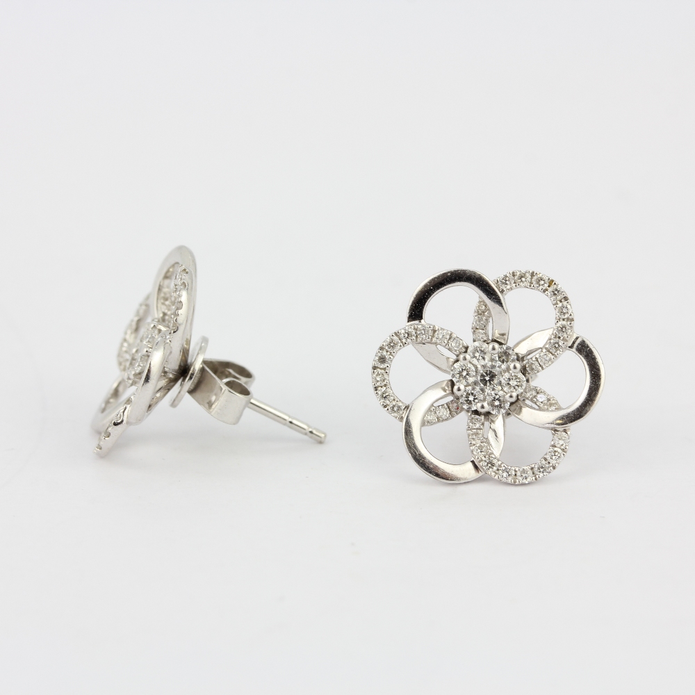 A pair of 18ct white gold flower shaped stud earrings set with brilliant cut diamonds, L. 1.6cm. - Image 4 of 4