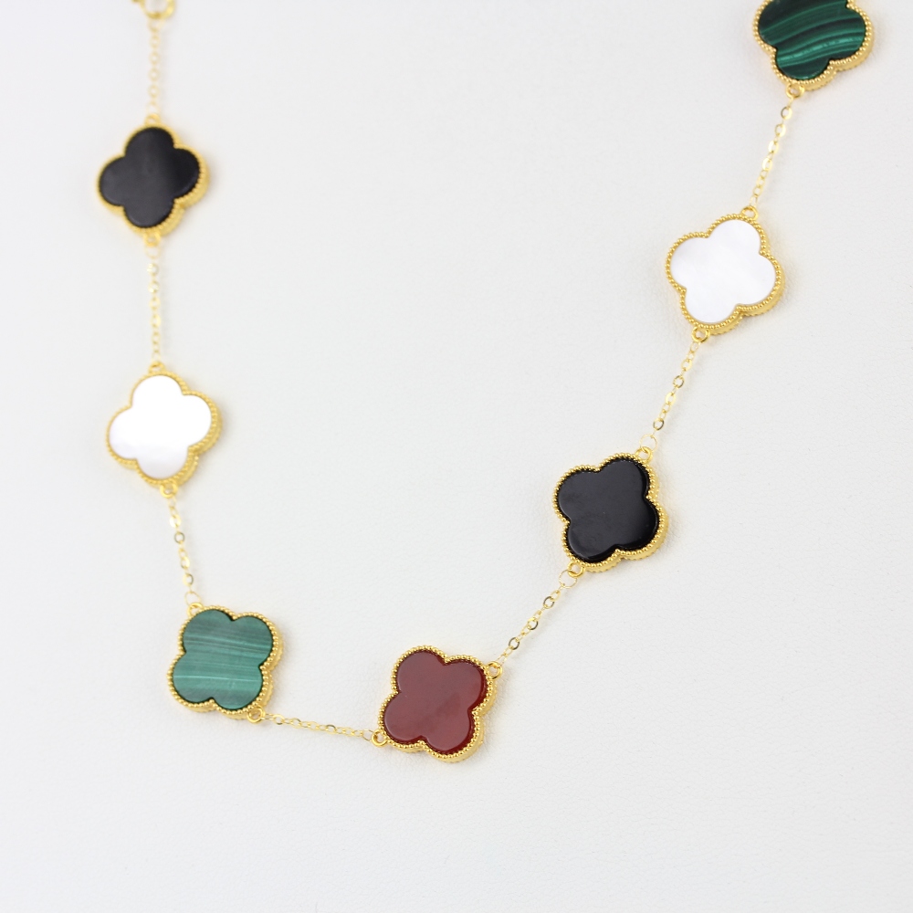 An 18ct yellow gold clover necklace set with malachite, onyx, carnelian and mother of pearl, L. - Image 2 of 6