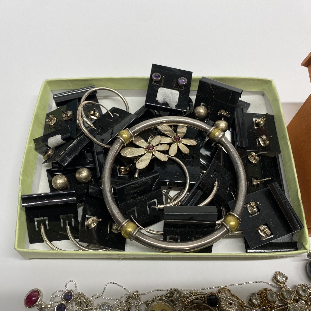 A quantity of mixed silver and other jewellery. - Image 2 of 2