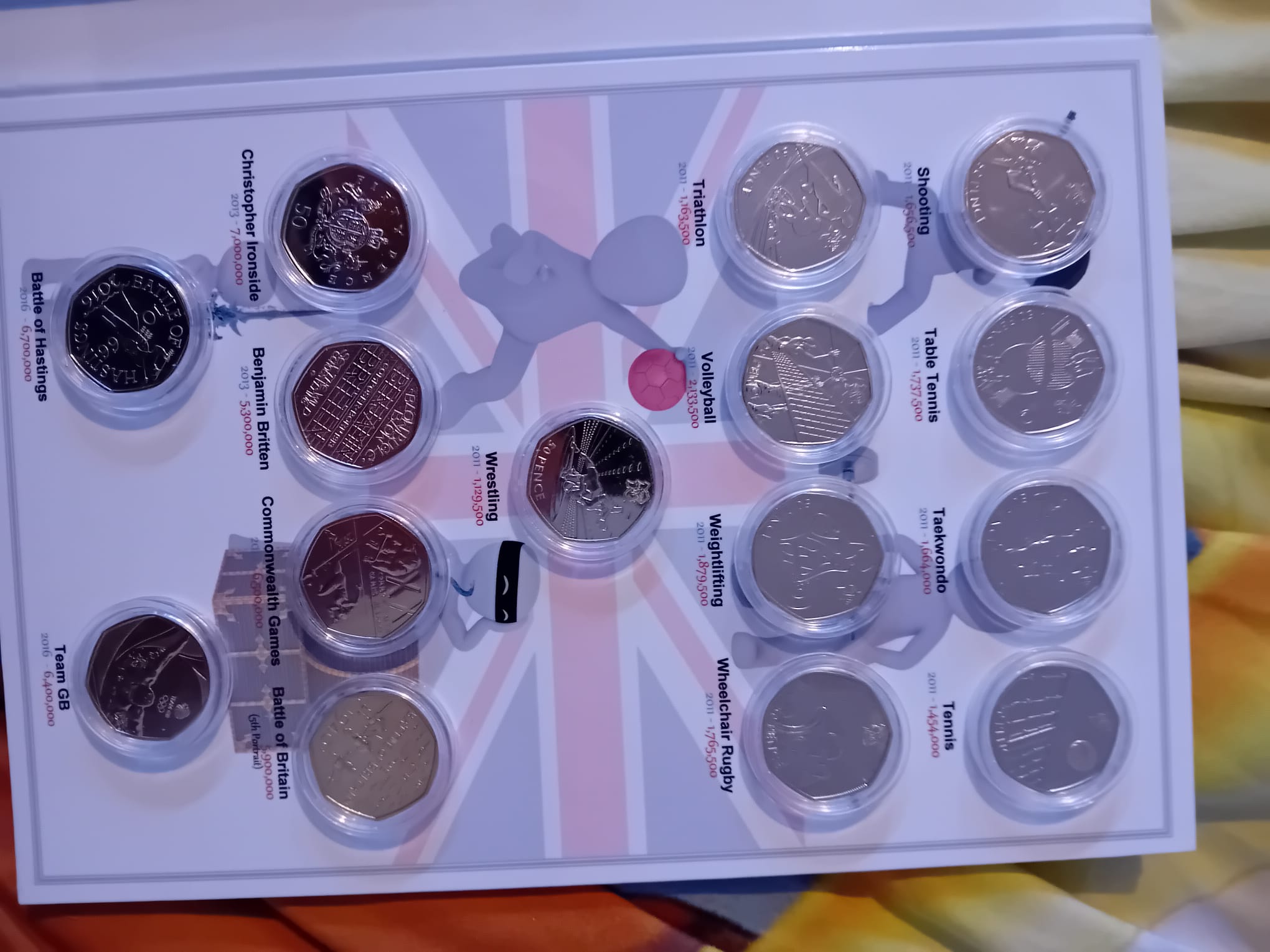 A collection of uncirculated proof 50p coins from 1997-2023 in custom made cases. - Bild 9 aus 17