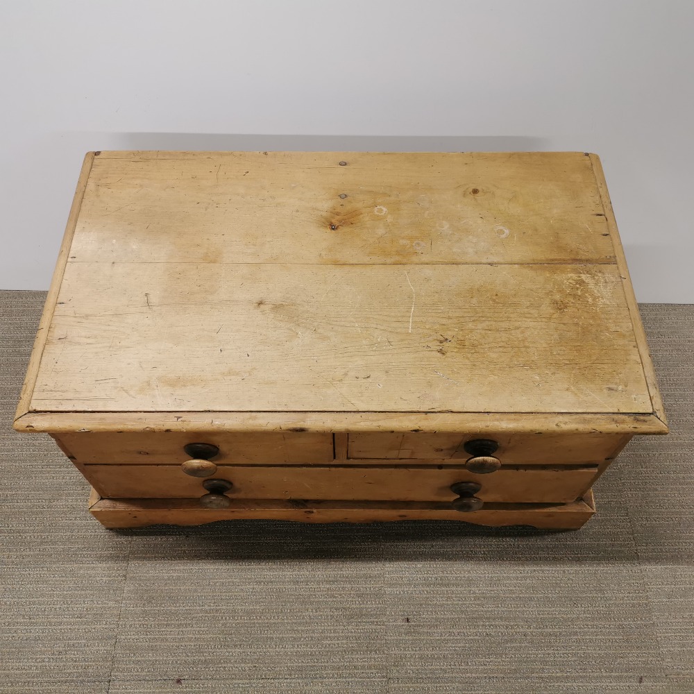 A vintage pine low chest of drawers, 95 x 55 x 50cm. - Image 3 of 4