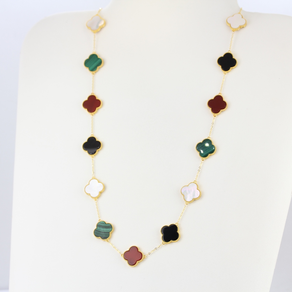 An 18ct yellow gold clover necklace set with malachite, onyx, carnelian and mother of pearl, L. - Image 3 of 6