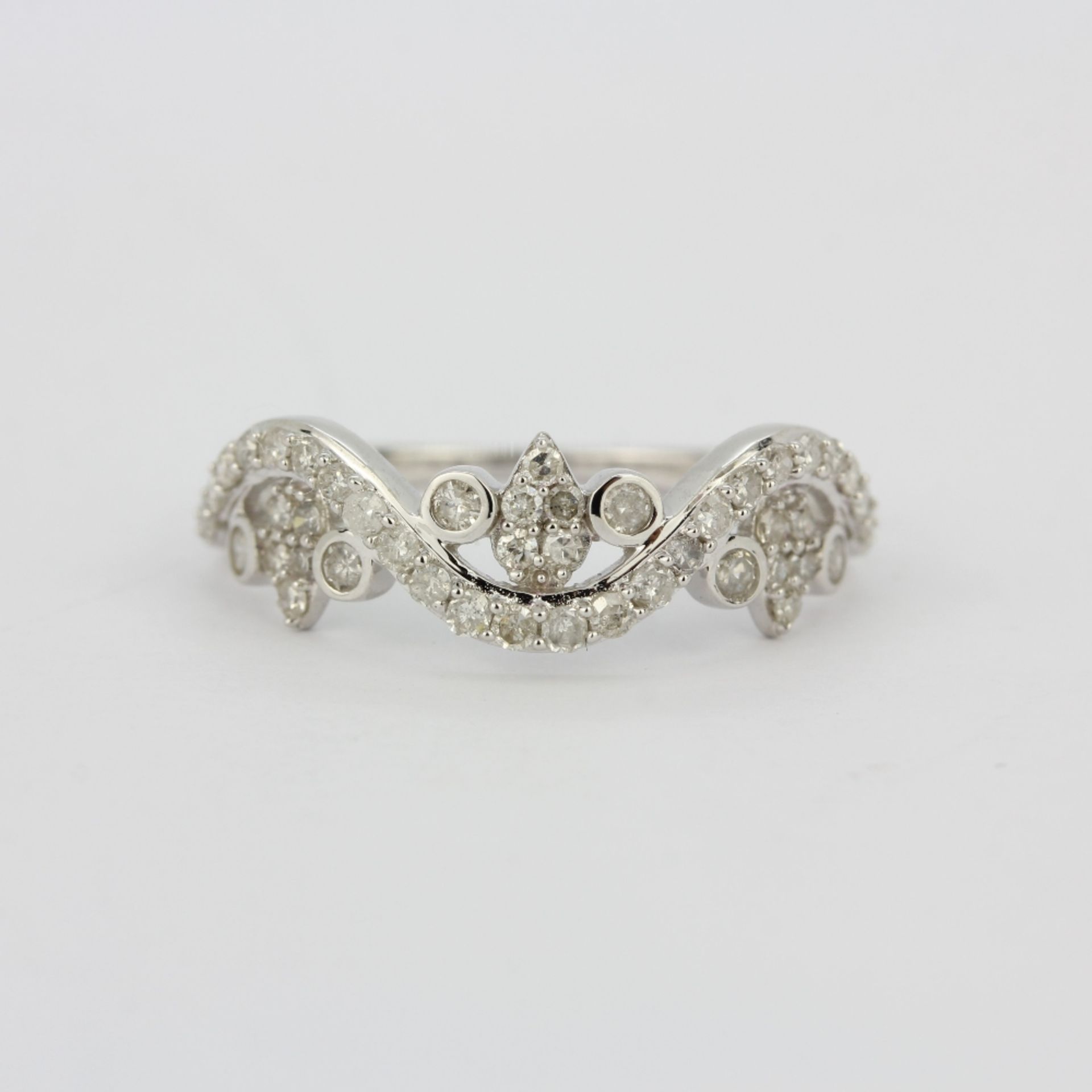 A hallmarked 9ct white gold (marked 10K) diamond set ring, (N.5).