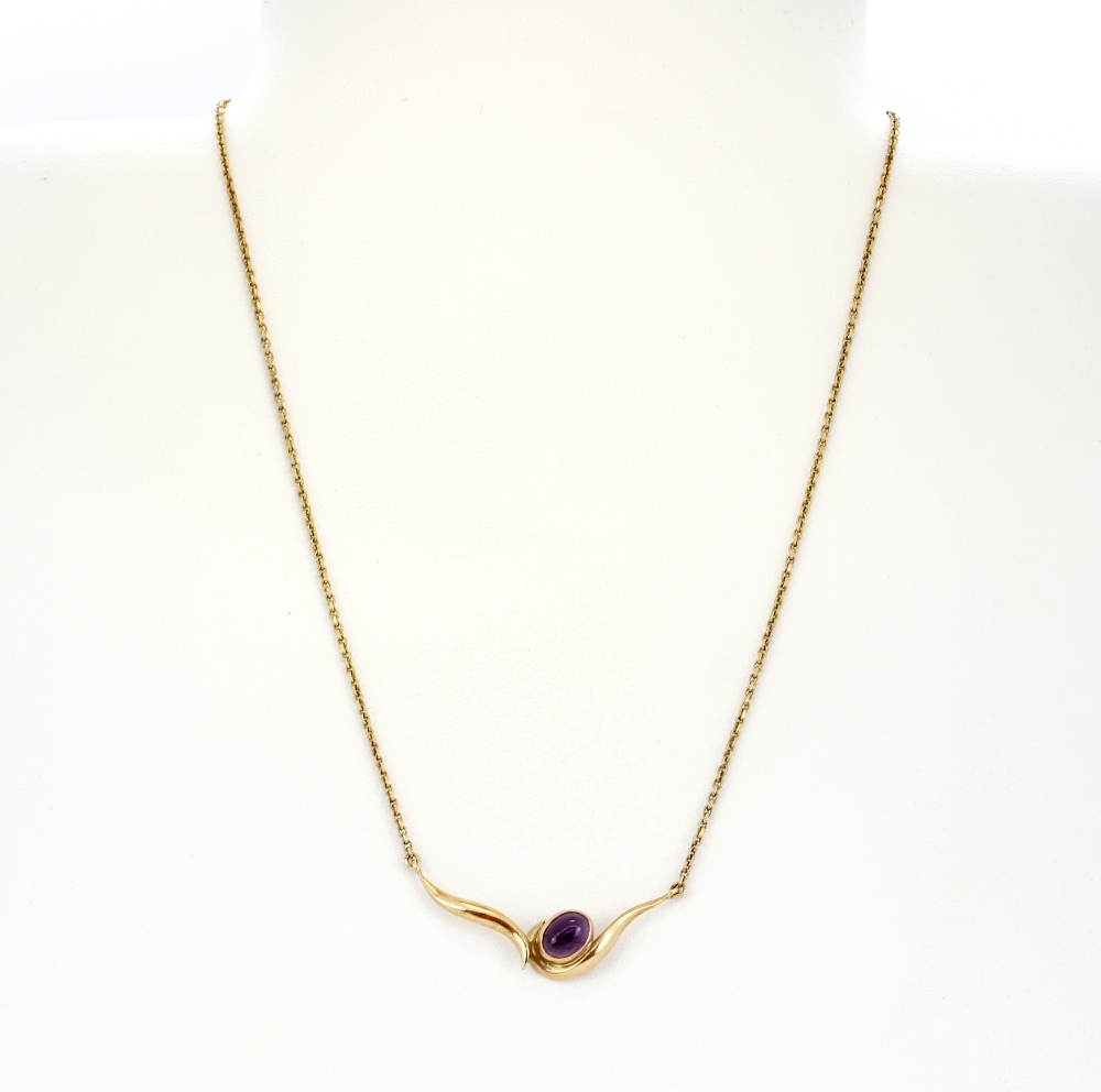 A 9ct yellow gold necklace set with a cabochon oval amethyst, L. 41.5cm. - Image 2 of 4