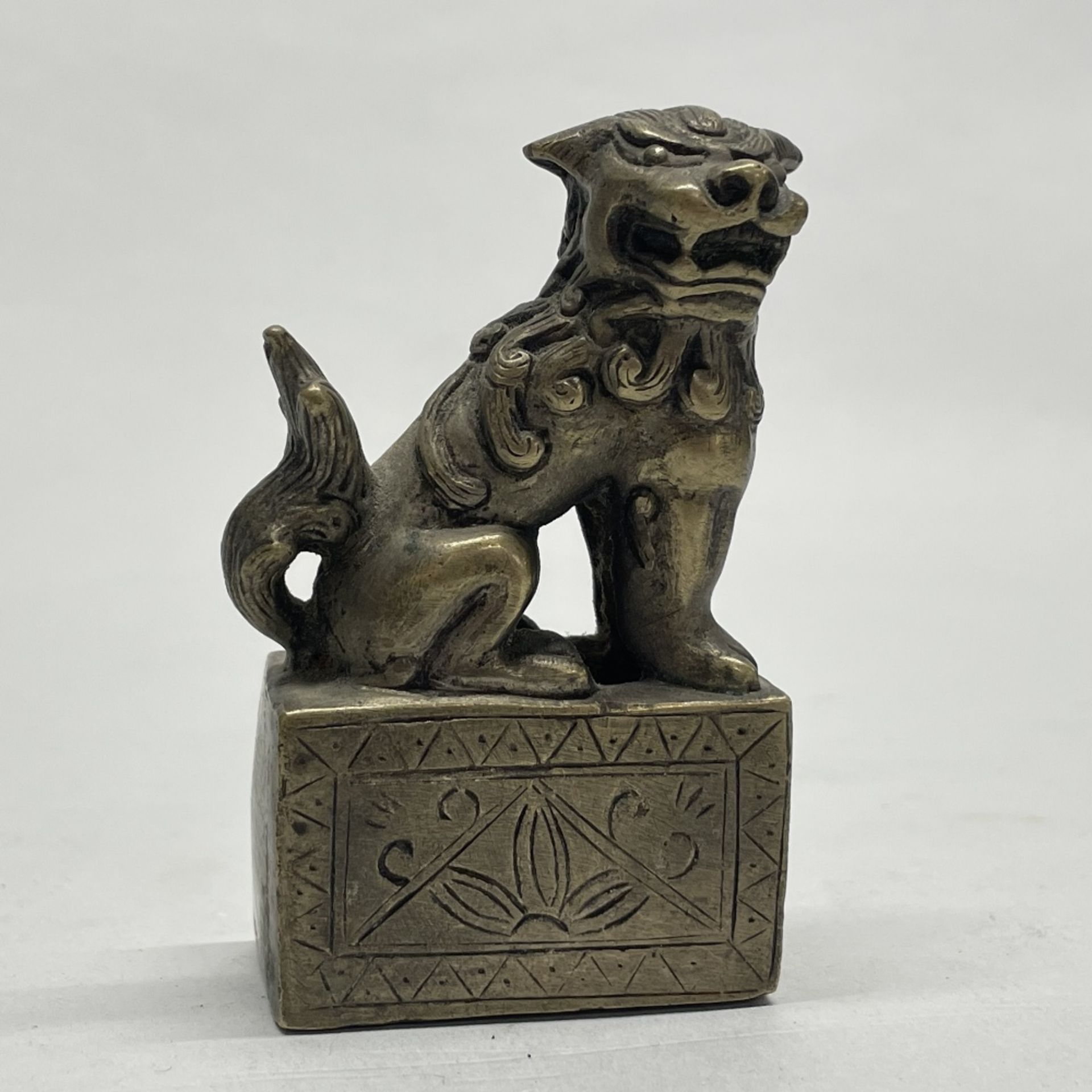 A pair of Chinese cast bronze seals decorated with liondogs, together with a further cast bronze - Image 2 of 7