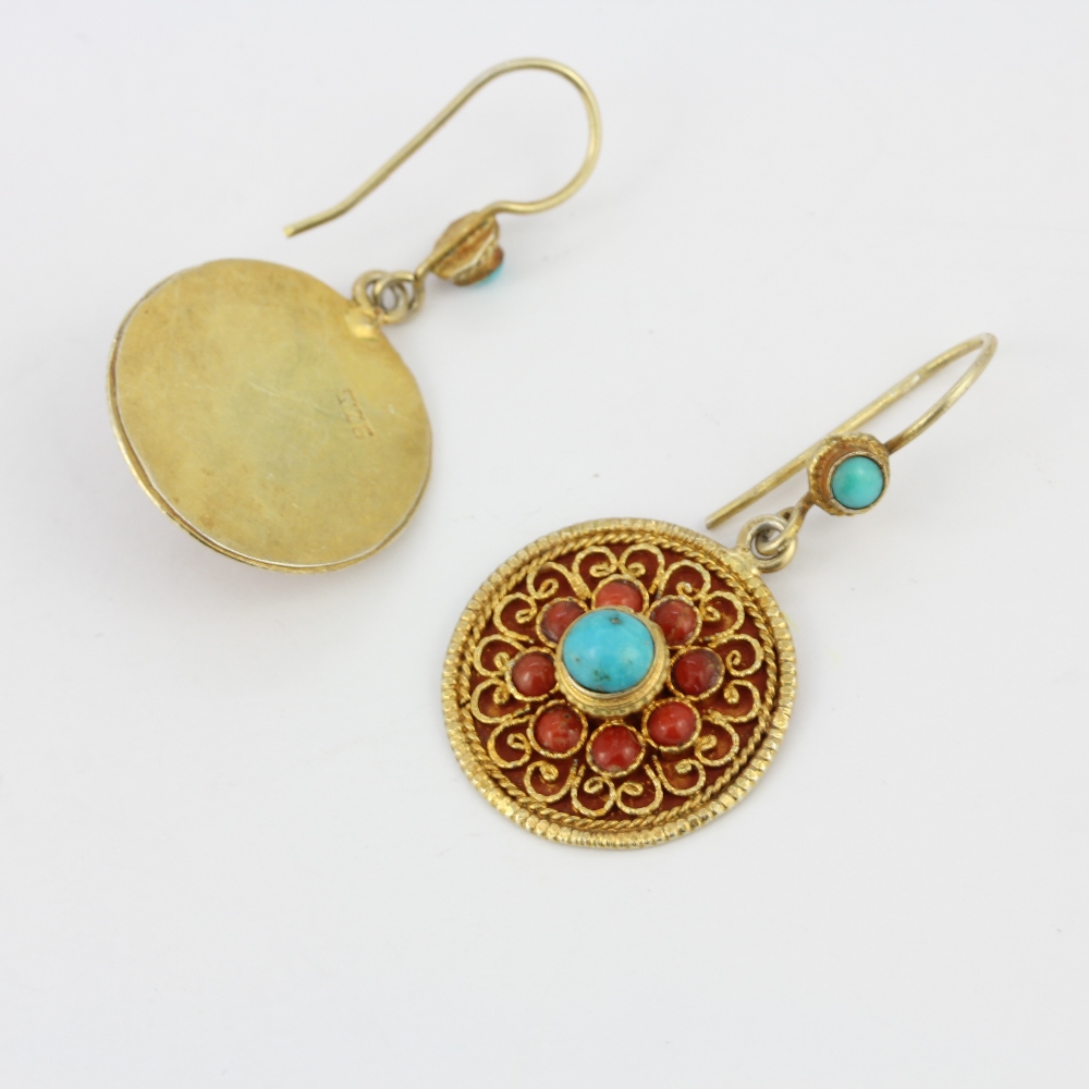 A pair of 925 silver gilt drop earrings set with turquoise and coral, L. 4cm. - Image 3 of 3