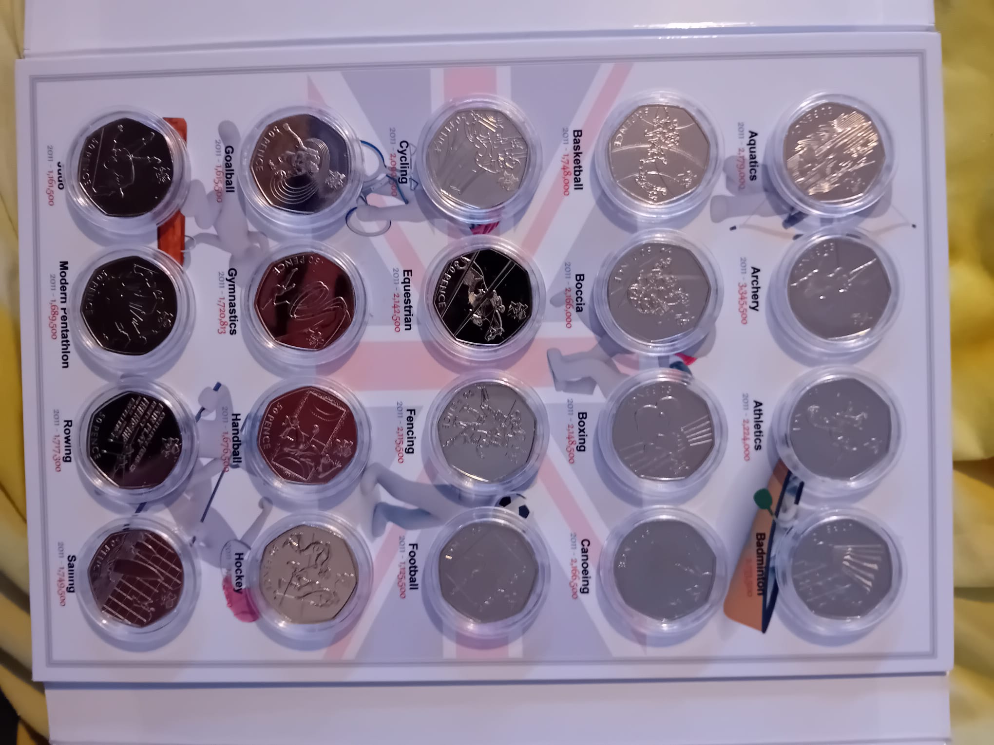 A collection of uncirculated proof 50p coins from 1997-2023 in custom made cases. - Bild 11 aus 17
