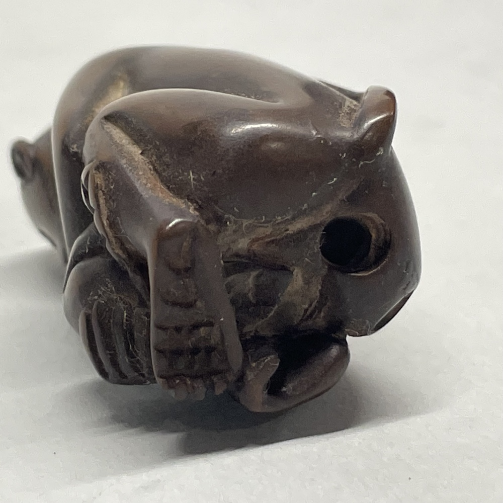A Chinese carved wooden netsuke of a monkey, together with a further carved wooden netsuke of a cat, - Image 2 of 4