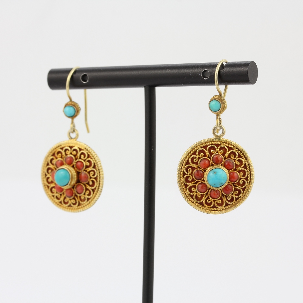 A pair of 925 silver gilt drop earrings set with turquoise and coral, L. 4cm. - Image 2 of 3