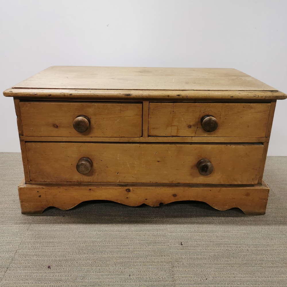 A vintage pine low chest of drawers, 95 x 55 x 50cm. - Image 2 of 4