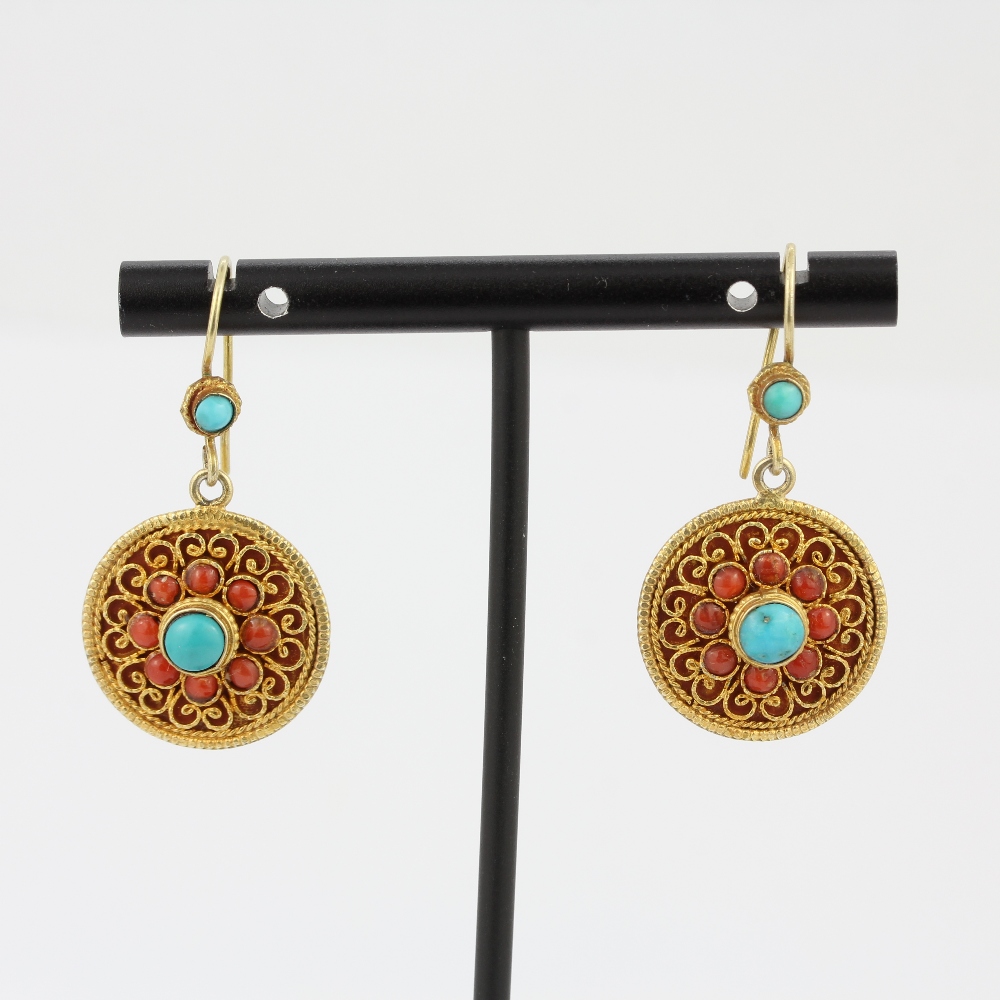 A pair of 925 silver gilt drop earrings set with turquoise and coral, L. 4cm.