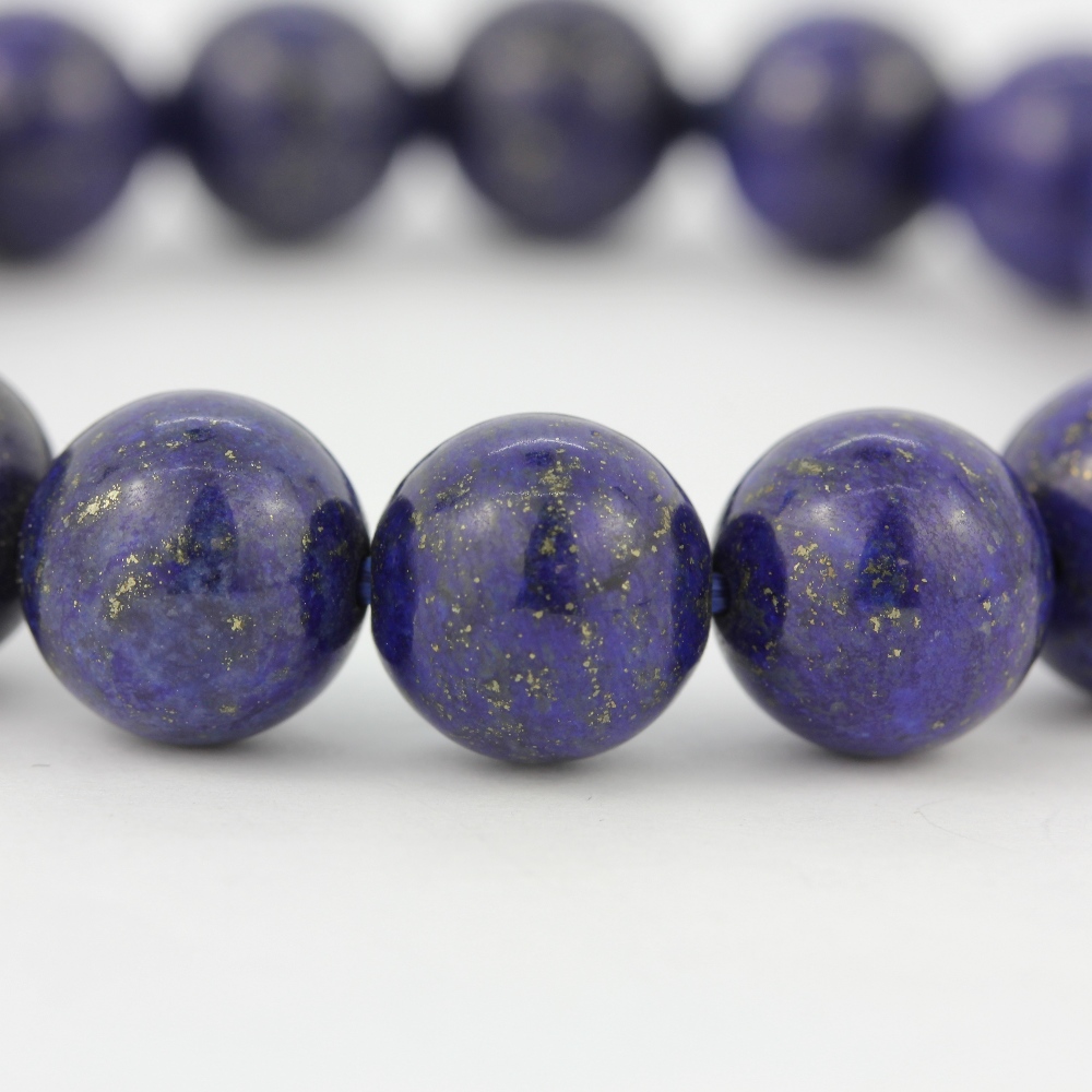 A lapis lazuli beaded expandable bracelet, bead L. 1cm. - Bild 2 aus 2
