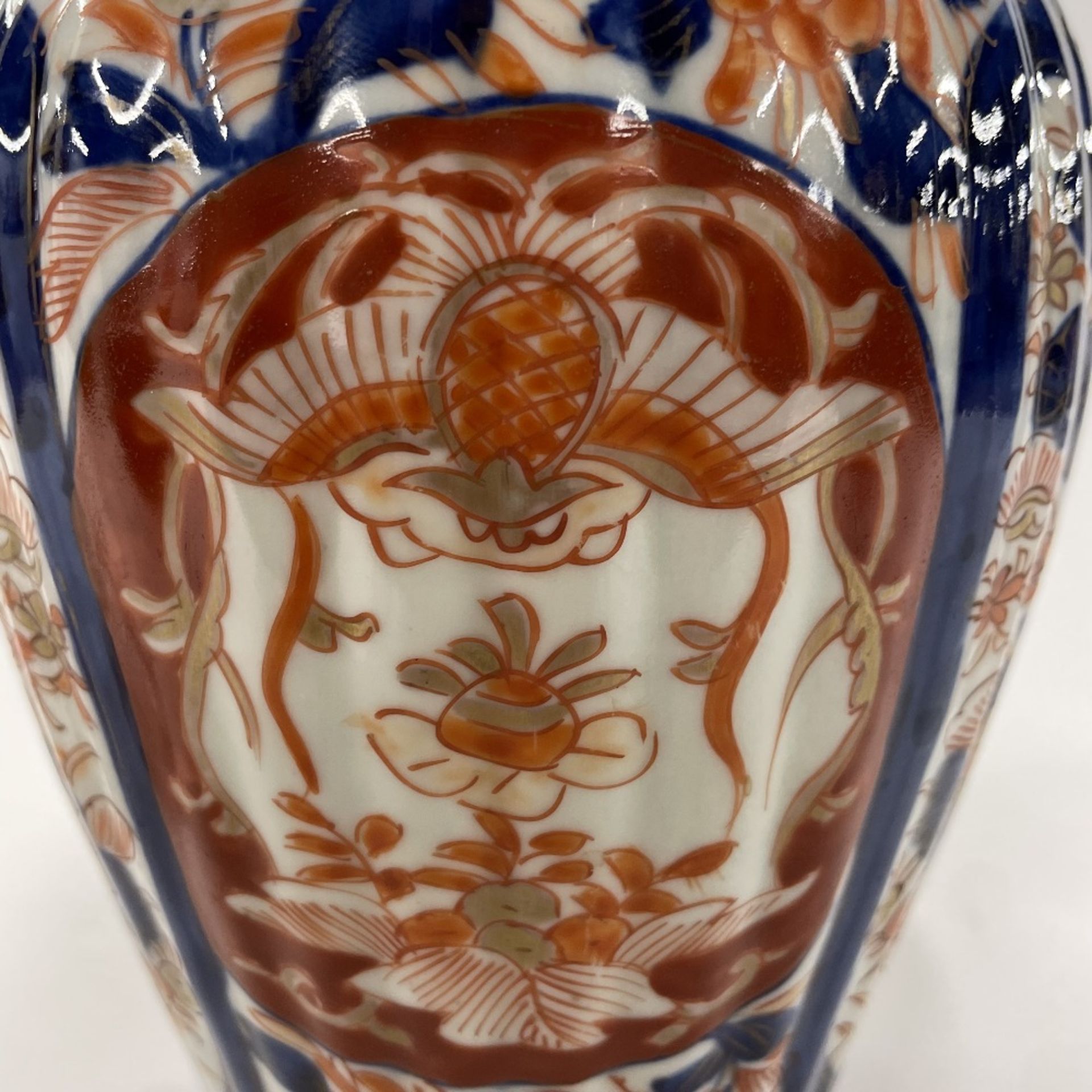 An Imari vase and two Royal Doulton lady figures. - Image 5 of 8