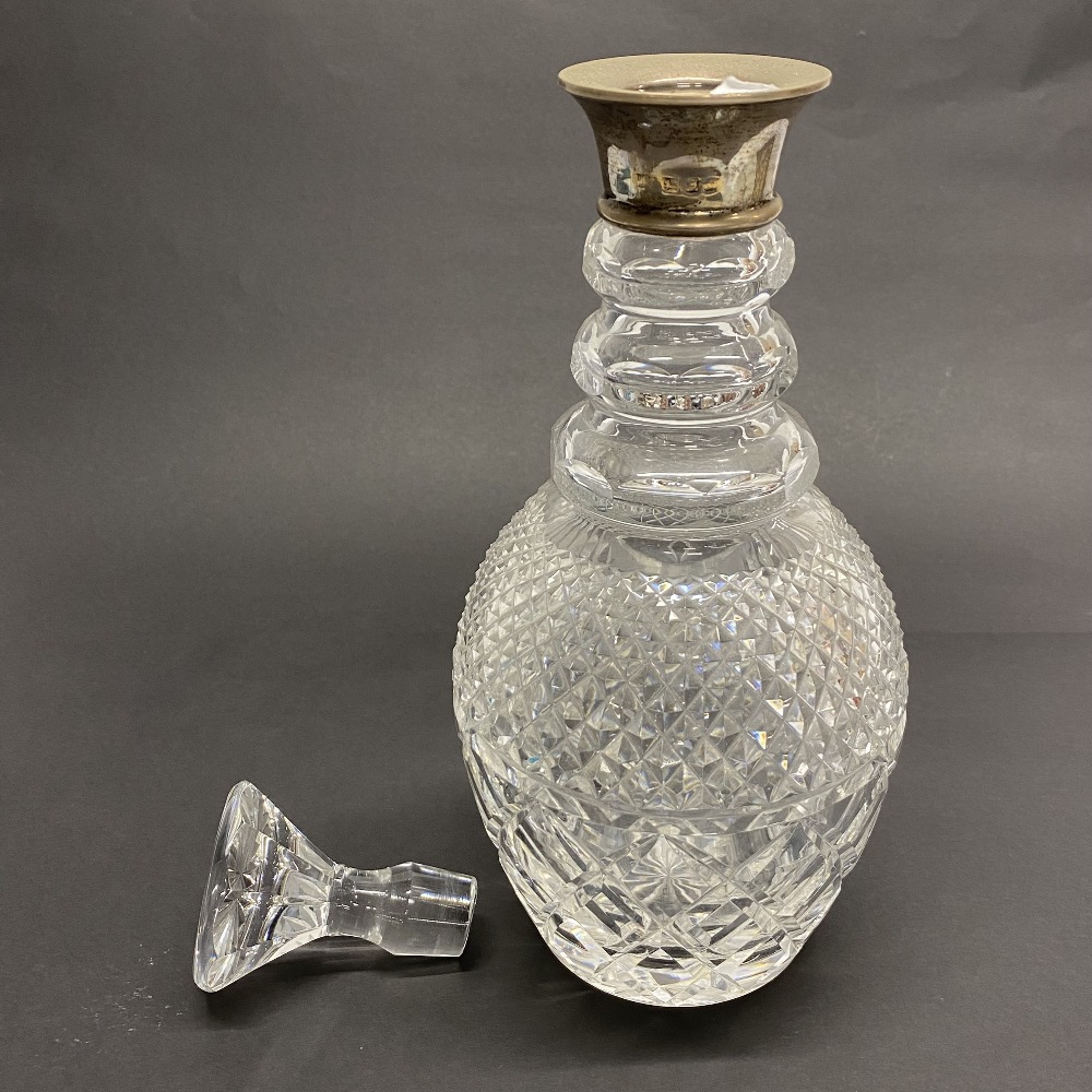 A cut crystal decanter with a hallmarked silver collar, together with a pair of silver overlaid - Bild 4 aus 4