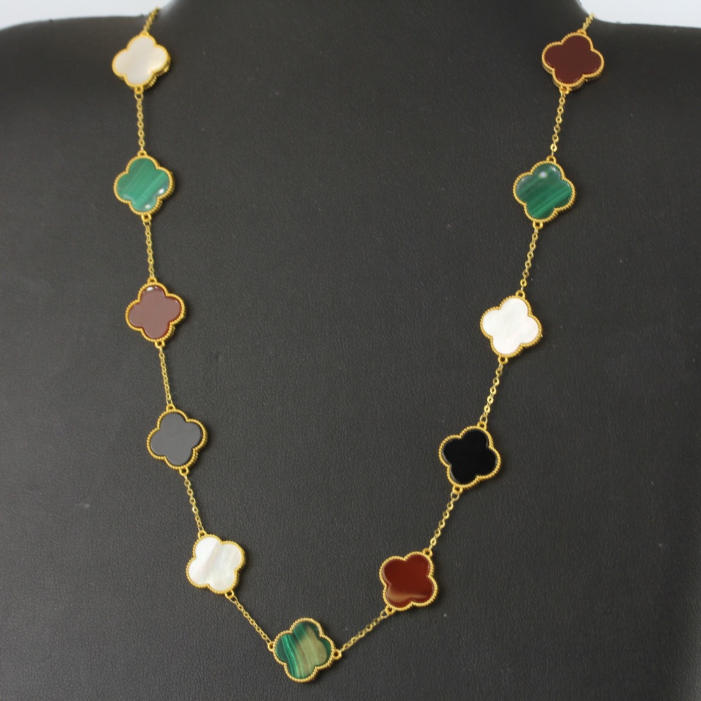 An 18ct yellow gold clover necklace set with malachite, onyx, carnelian and mother of pearl, L. - Image 5 of 6