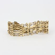 A hallmarked 9ct gold gate bracelet, inner L. 7cm.
