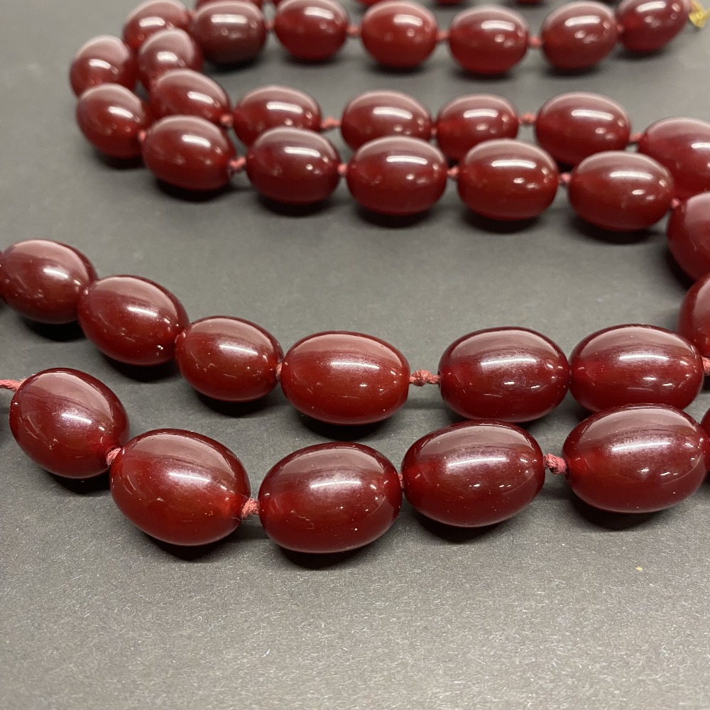 A long faux cherry amber necklace, L. 108cm. - Bild 2 aus 2